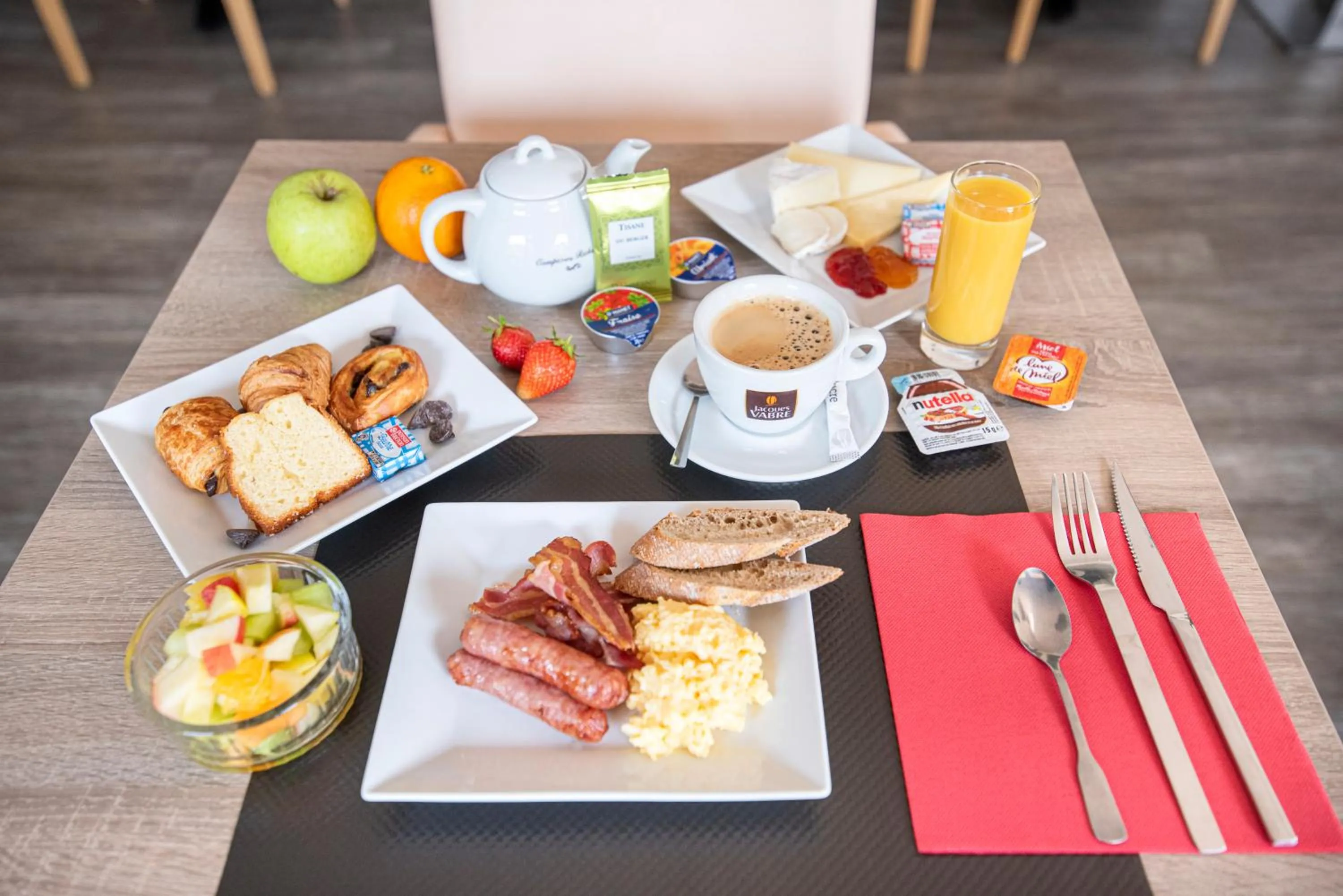 Breakfast in Atoll Hotel Logis Angers, Beaucouzé