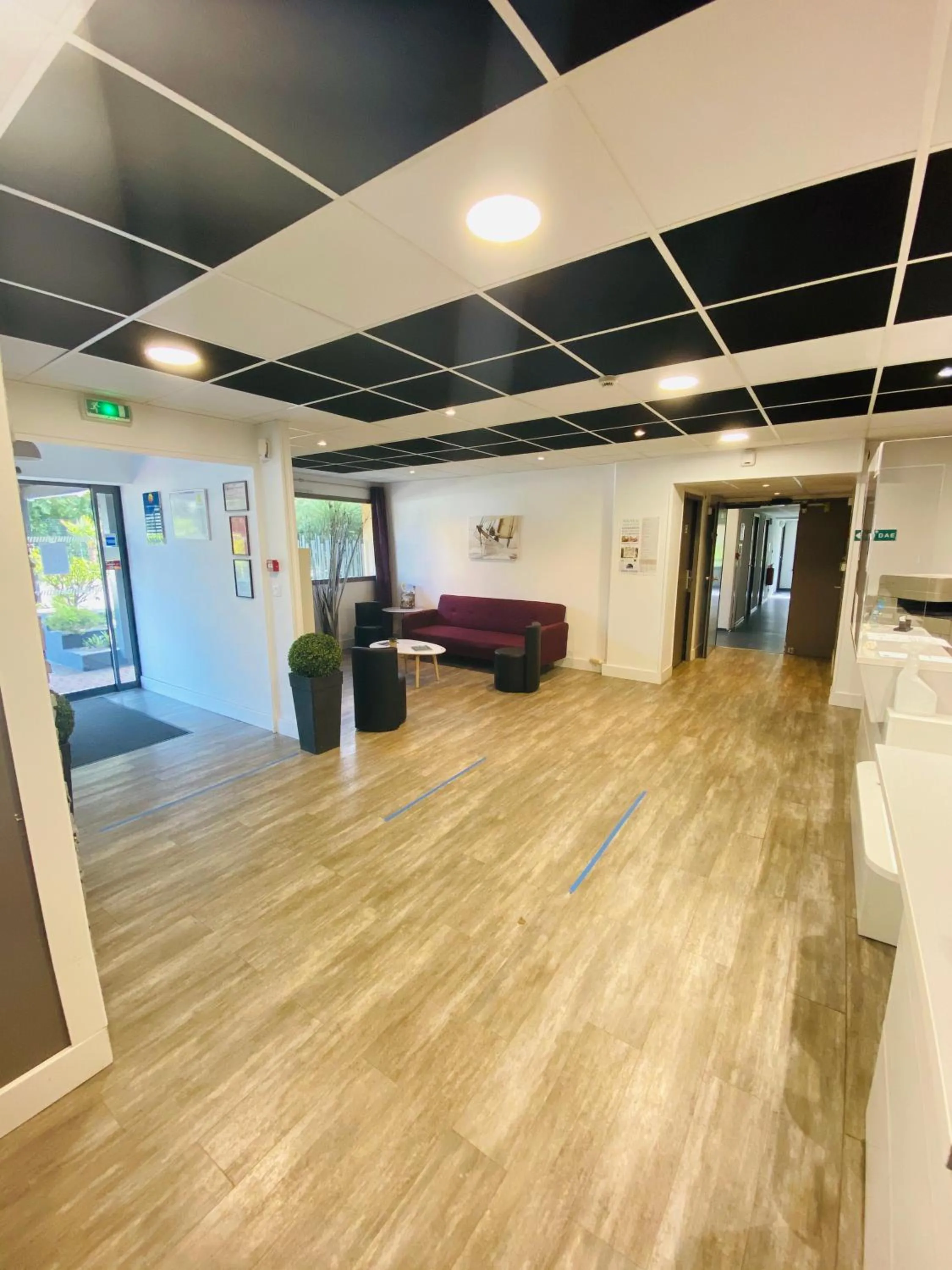 Lobby or reception in Atoll Hotel Logis Angers, Beaucouzé