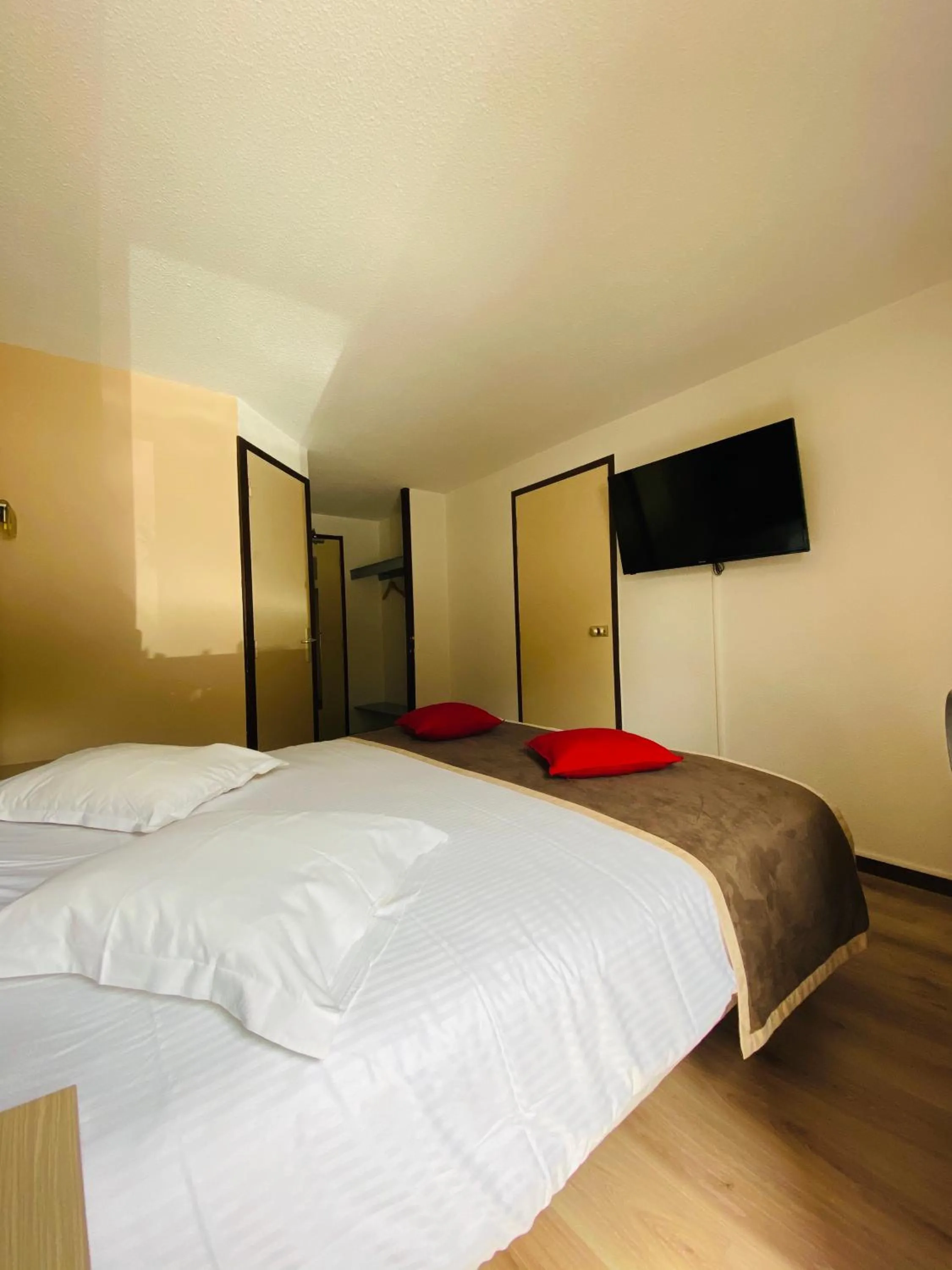 Bedroom, Bed in Atoll Hotel Logis Angers, Beaucouzé