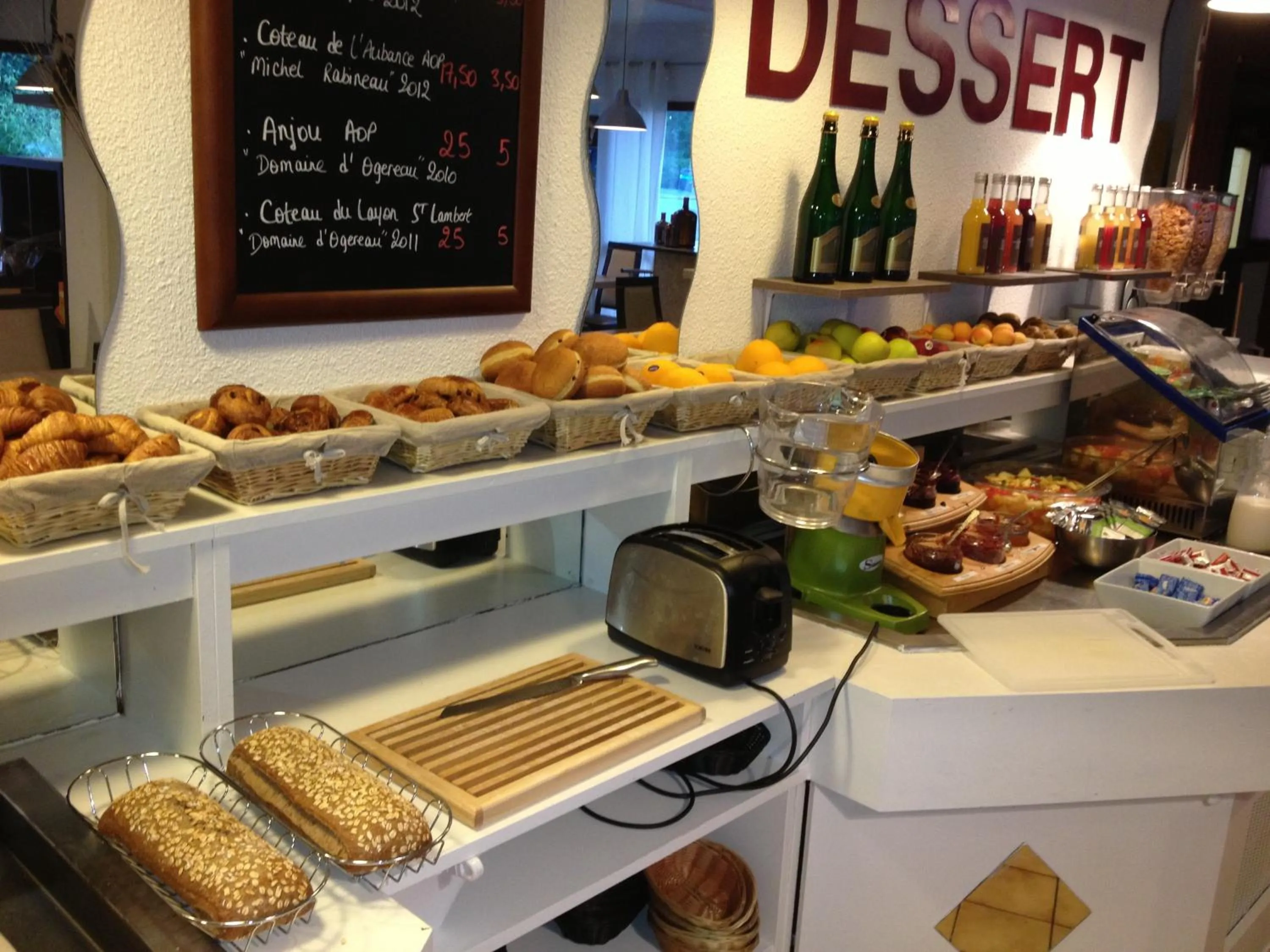 Restaurant/places to eat in Atoll Hotel Logis Angers, Beaucouzé