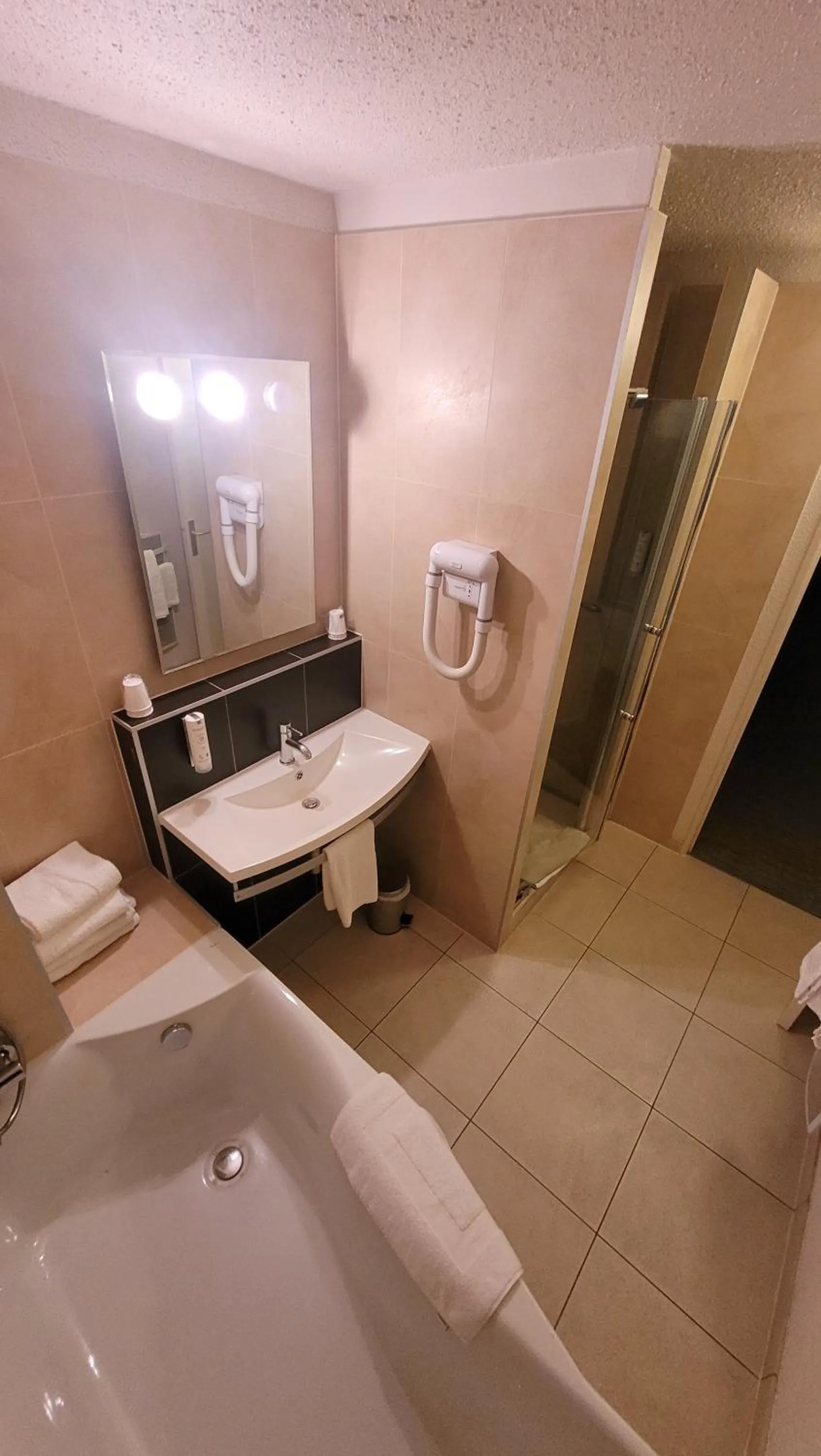 Shower in Enzo Hôtels Diane - Logis Amnéville