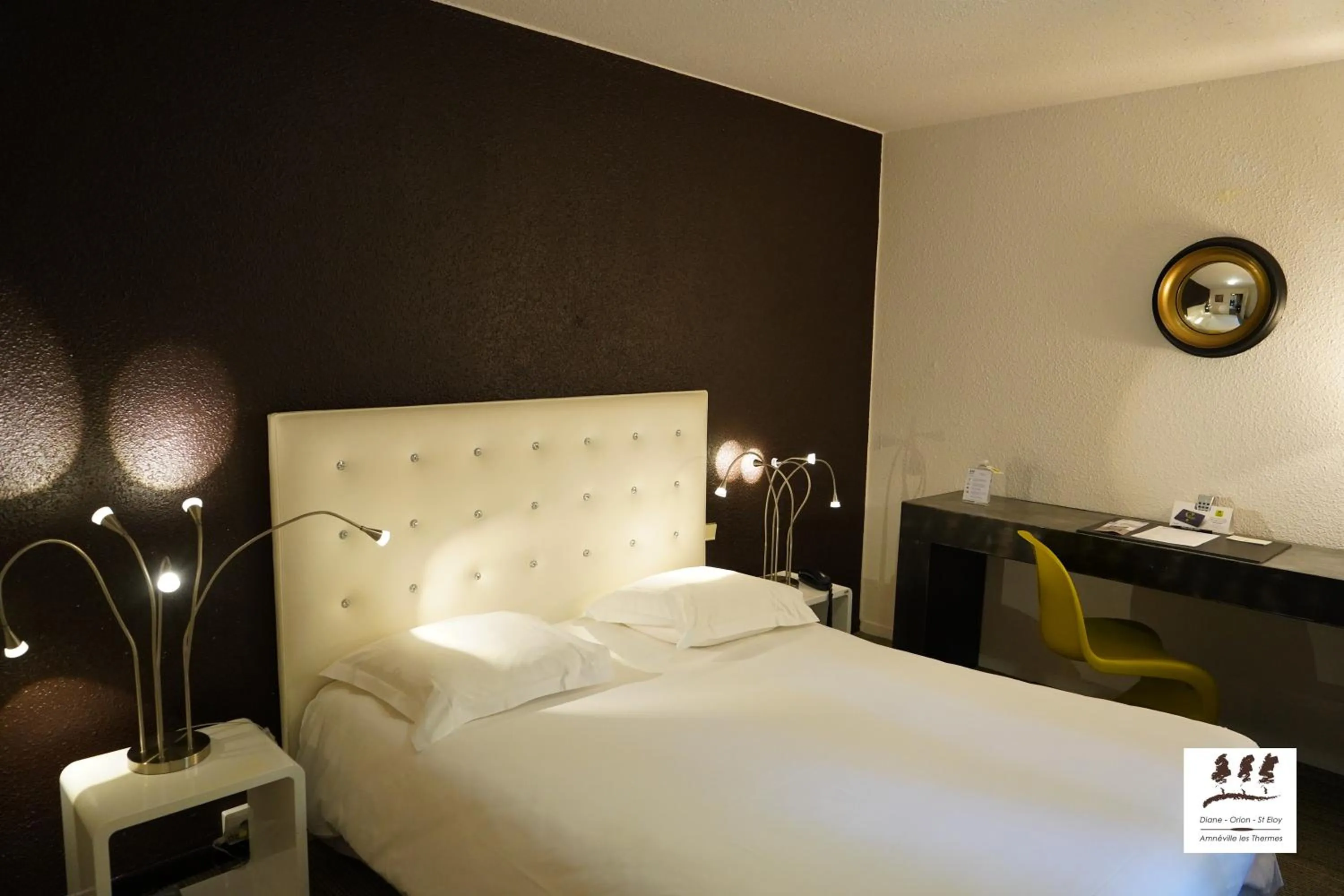 Bed in Enzo Hôtels Diane - Logis Amnéville