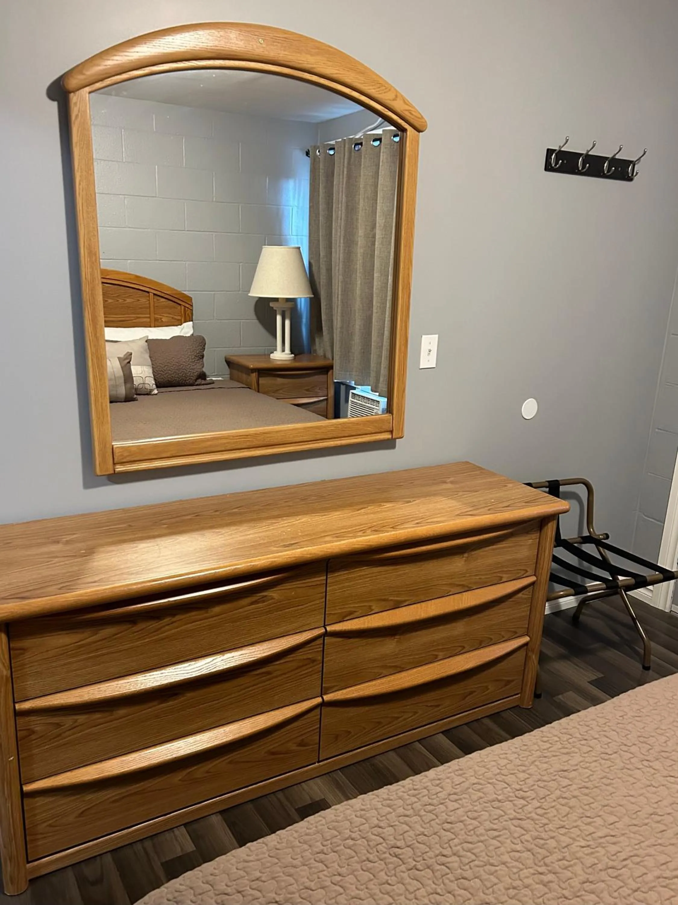 Bedroom, Bed in Arrow Lake Motel