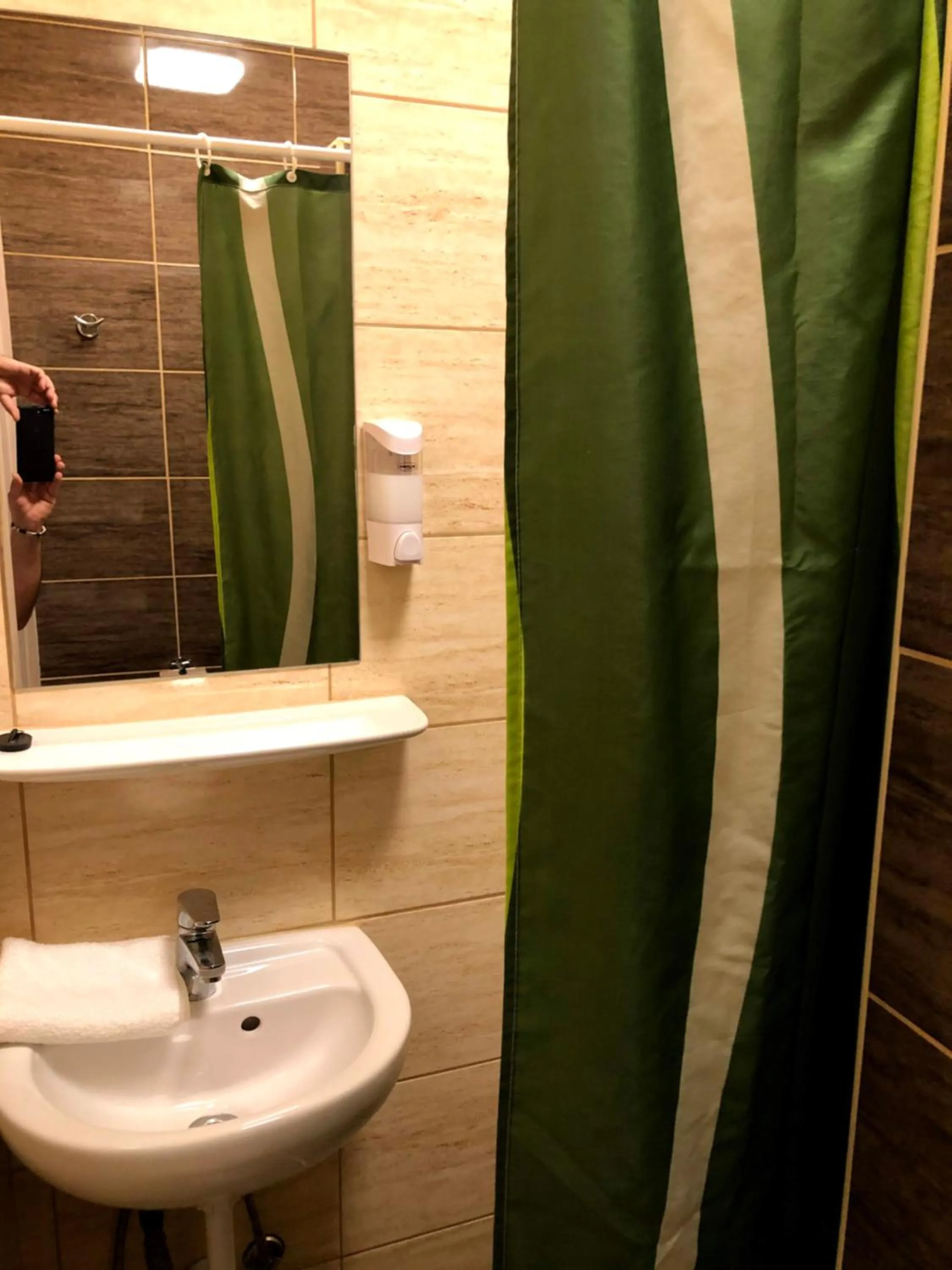 Shower in Katalin Motel & Étterem