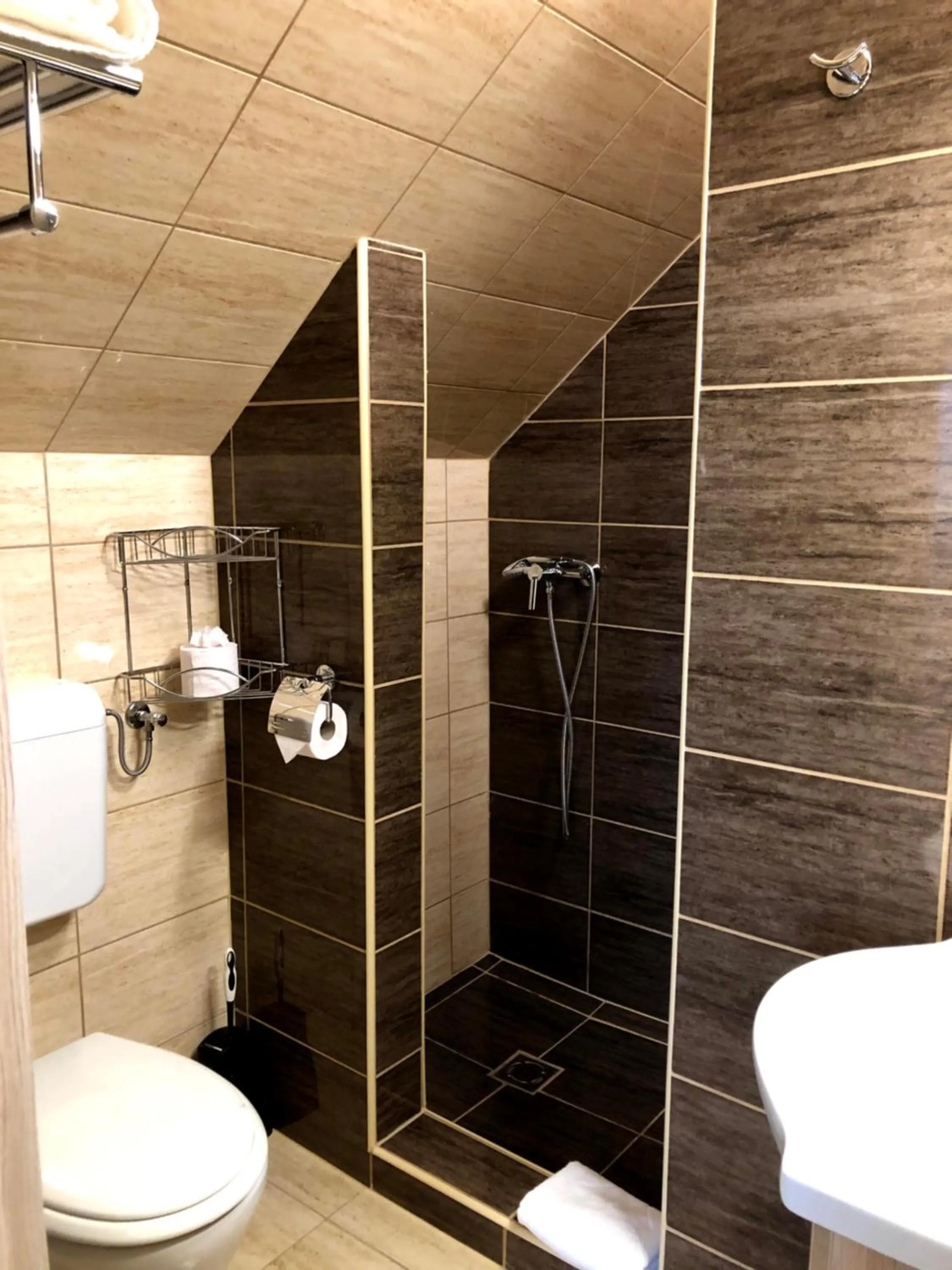 Shower in Katalin Motel & Étterem