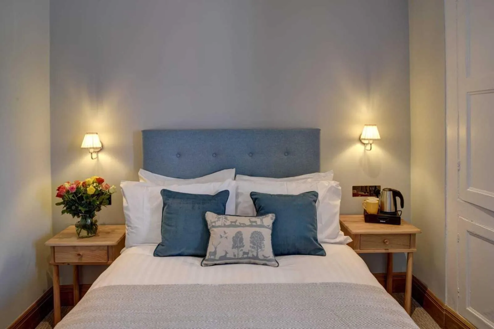 Bedroom, Bed in Barn Owl Inn