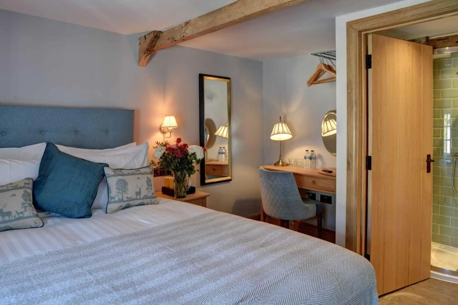 Bedroom, Bed in Barn Owl Inn