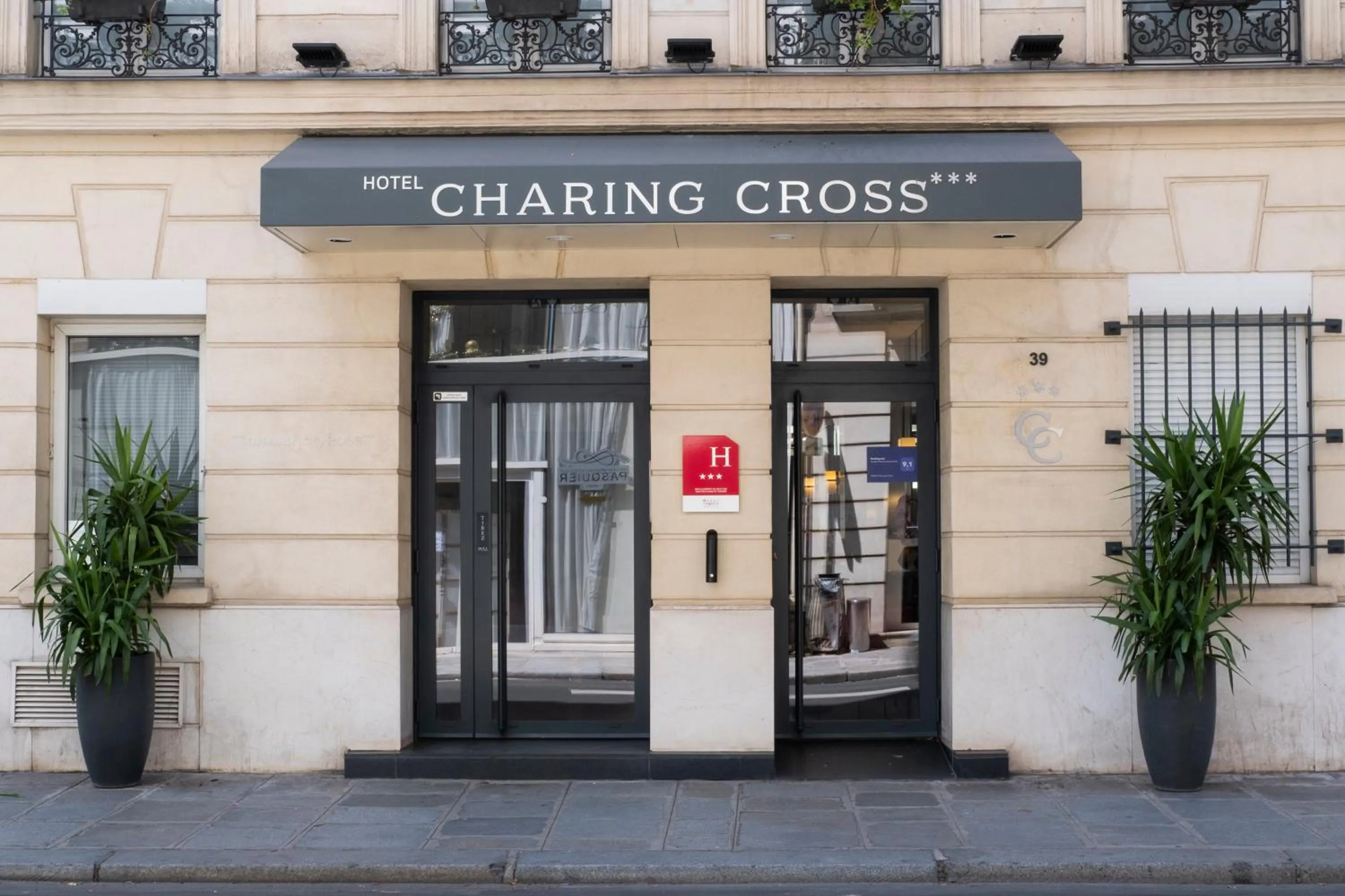 Facade/entrance in Hôtel Charing Cross