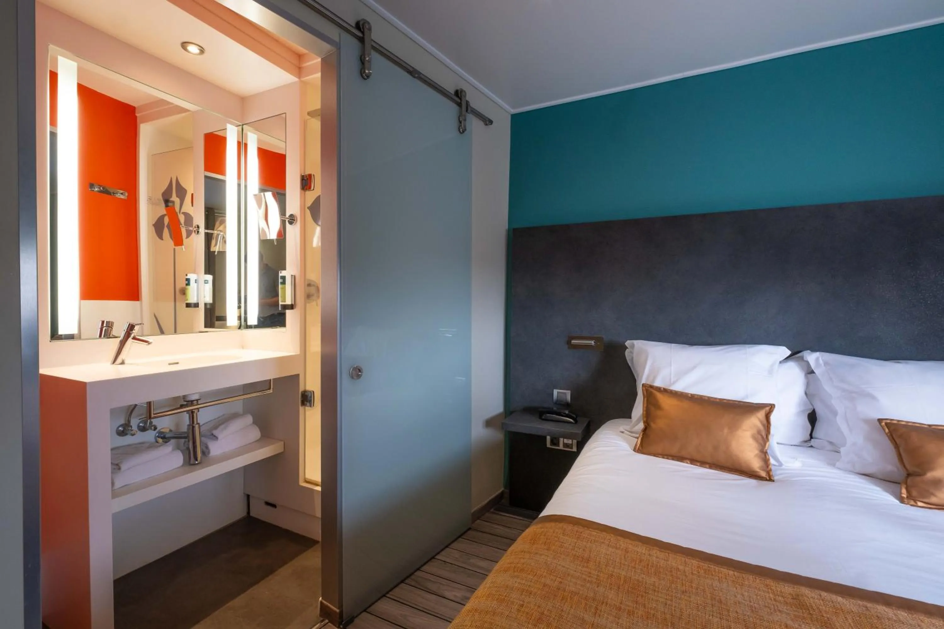 Bathroom, Bed in LOGIS Hôtel de Bourgogne - Mâcon