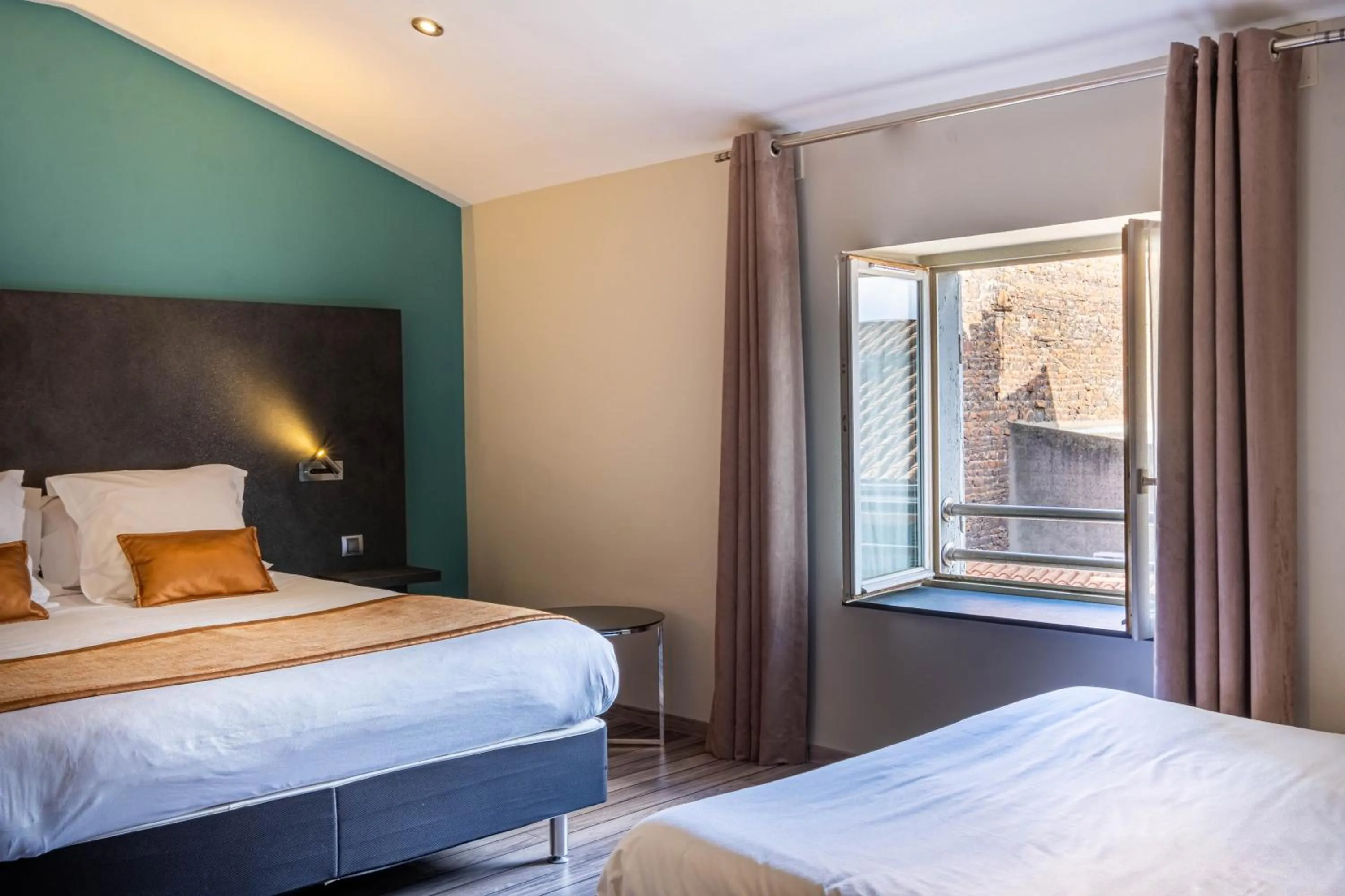 Photo of the whole room, Bed in LOGIS Hôtel de Bourgogne - Mâcon