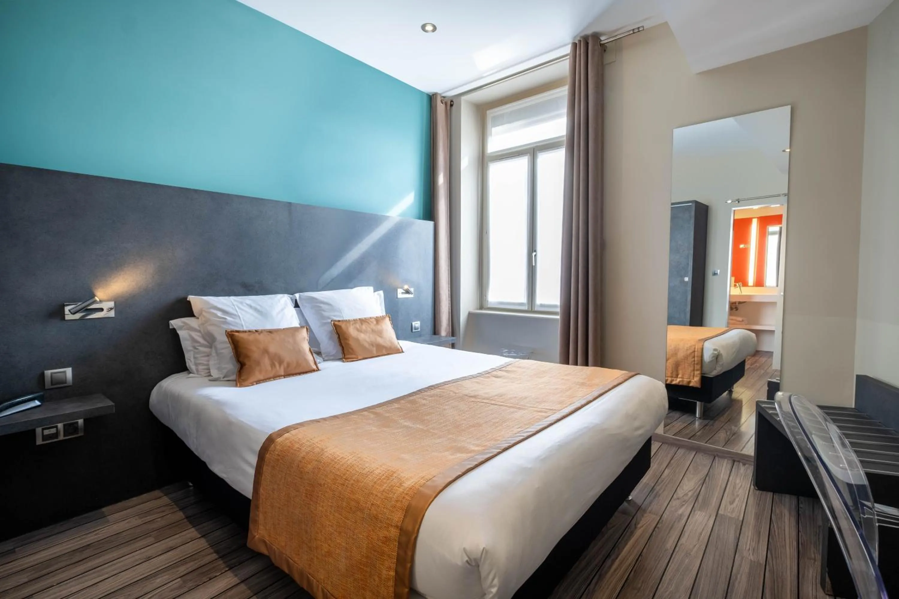 Photo of the whole room, Bed in LOGIS Hôtel de Bourgogne - Mâcon