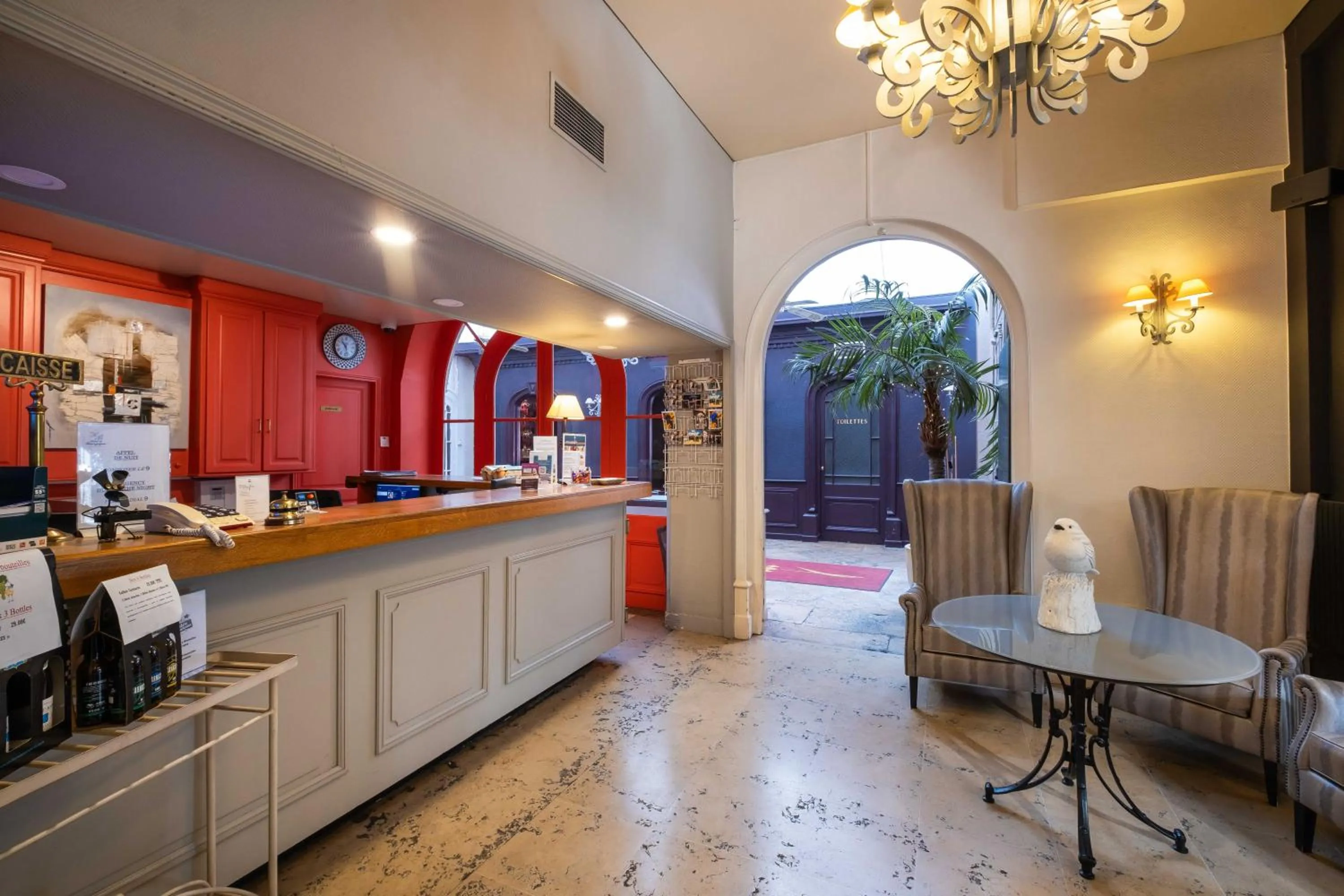 Lobby or reception in LOGIS Hôtel de Bourgogne - Mâcon