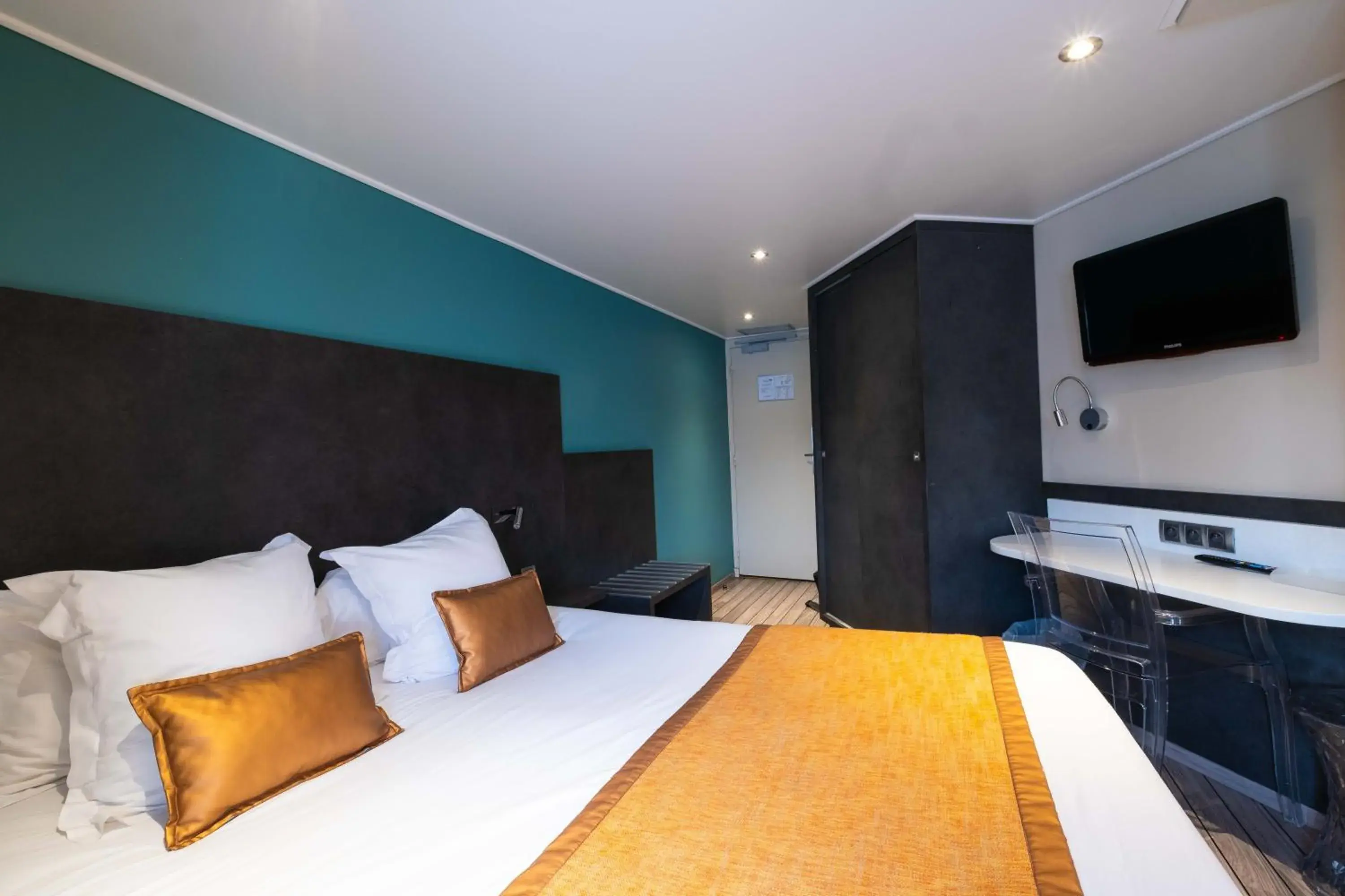 Elegance Premium Double Room in LOGIS Hôtel de Bourgogne - Mâcon Elegance Premium Double Room in LOGIS Hôtel de Bourgogne - Mâcon