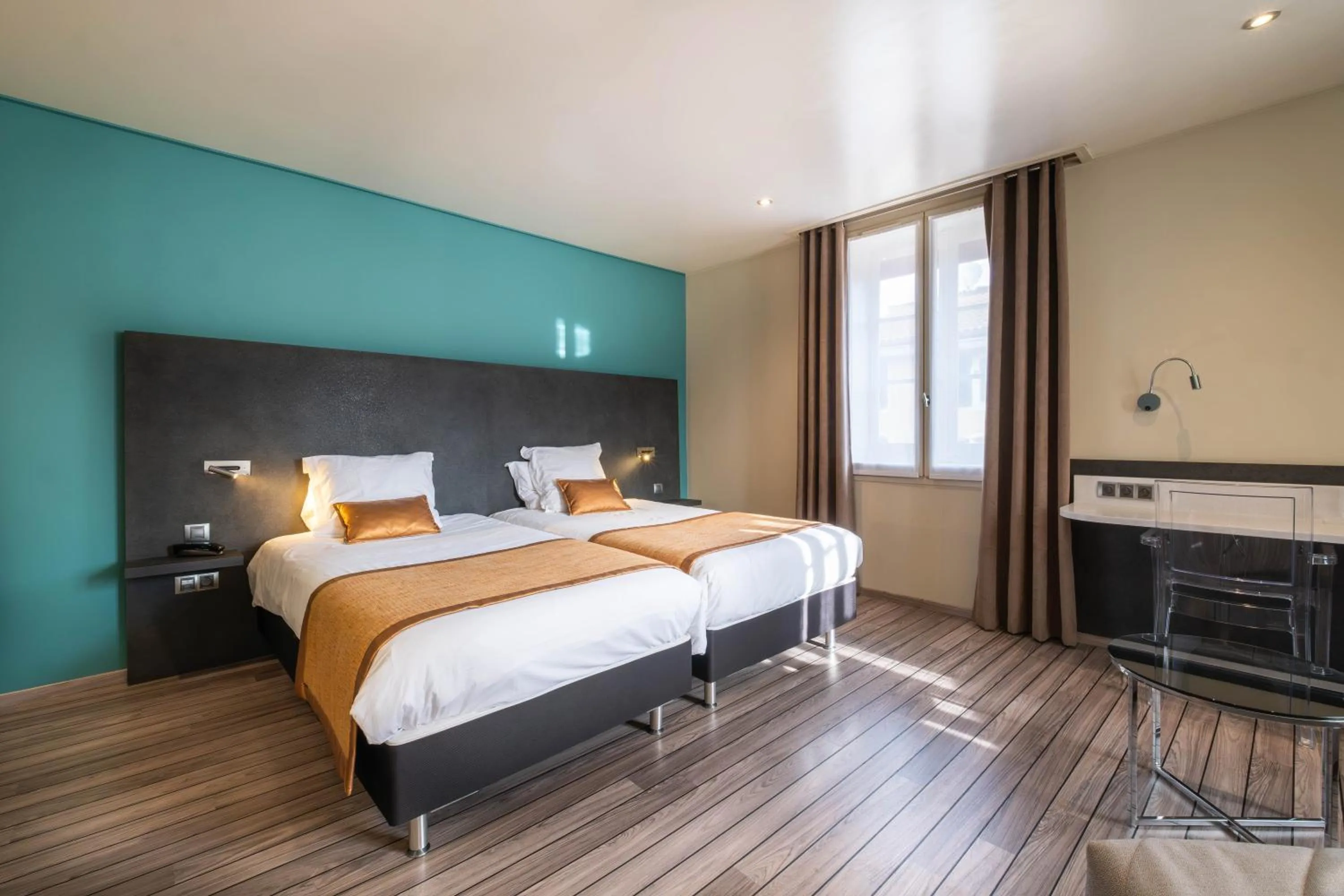 Photo of the whole room, Bed in LOGIS Hôtel de Bourgogne - Mâcon