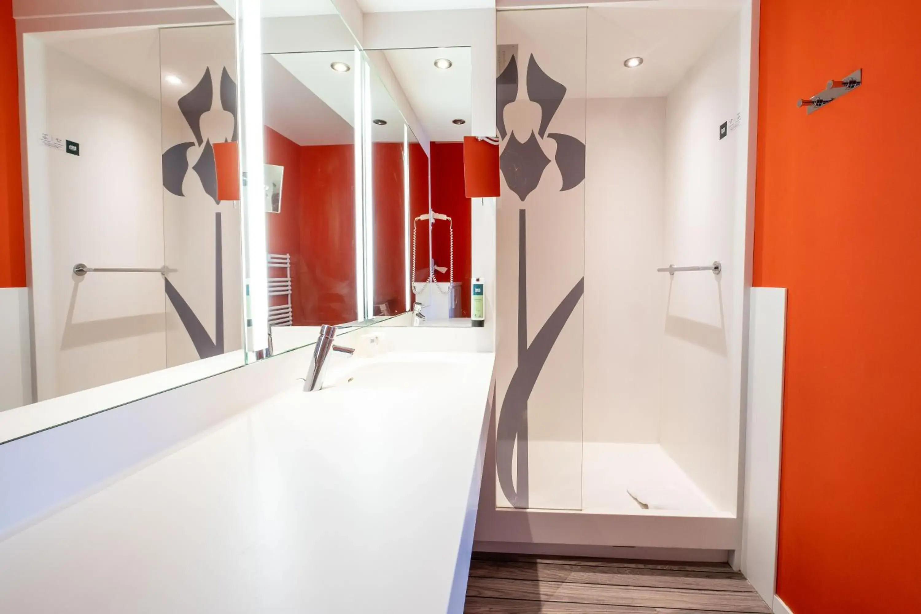 Elegance Premium Twin Room in LOGIS Hôtel de Bourgogne - Mâcon Elegance Premium Twin Room in LOGIS Hôtel de Bourgogne - Mâcon