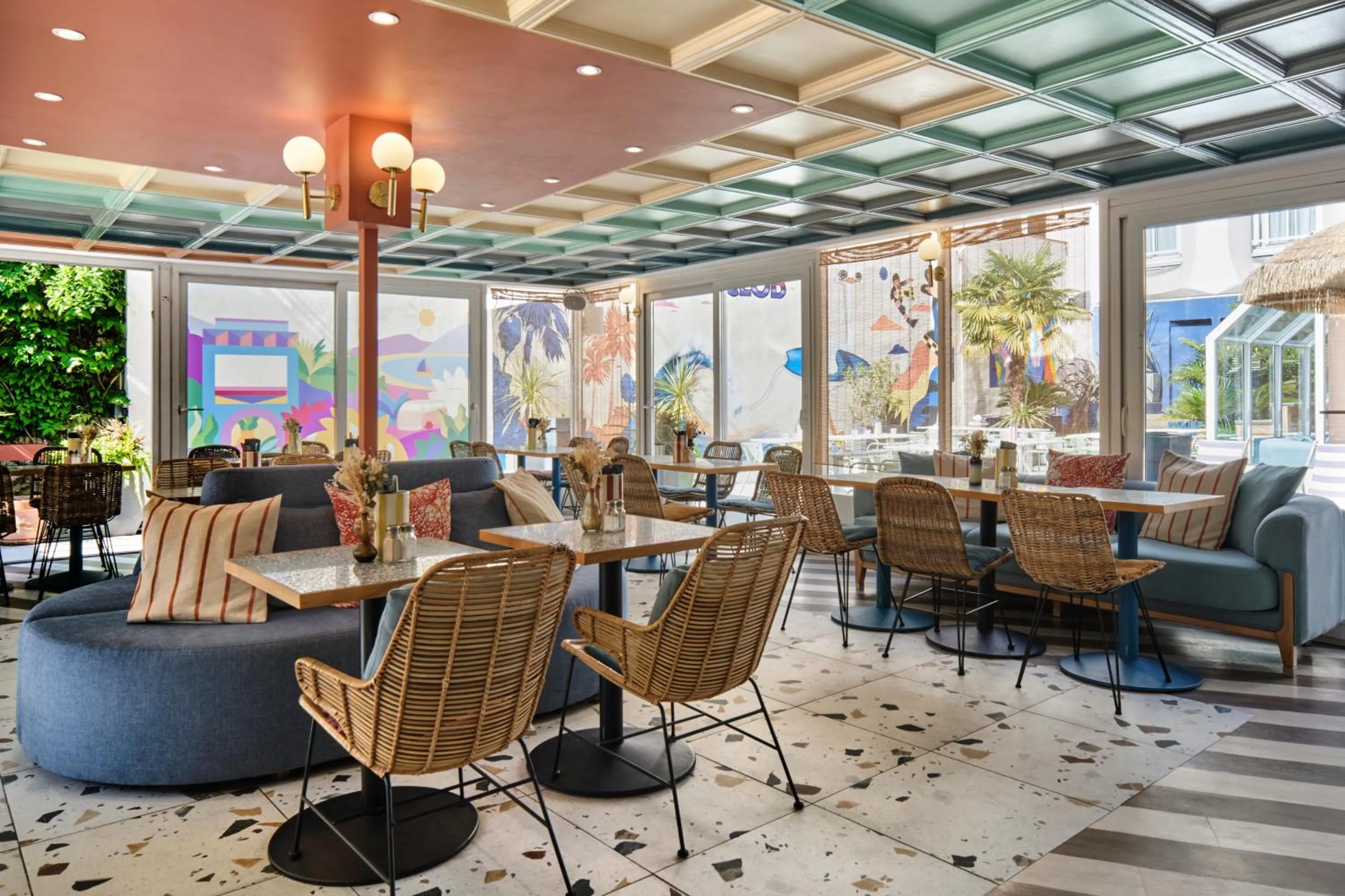 Restaurant/places to eat in Hôtel Chromatics & Restaurant Hill Club by HappyCulture