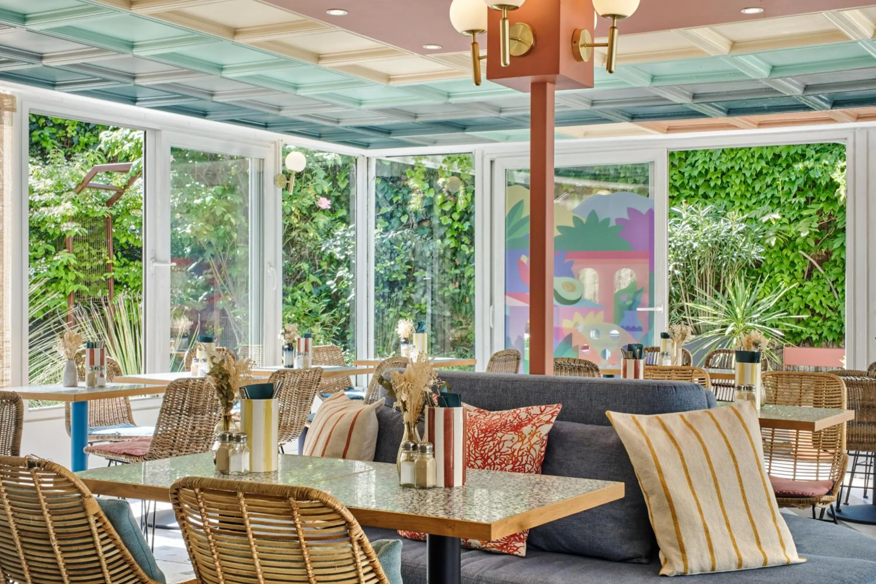 Restaurant/places to eat in Hôtel Chromatics & Restaurant Hill Club by HappyCulture