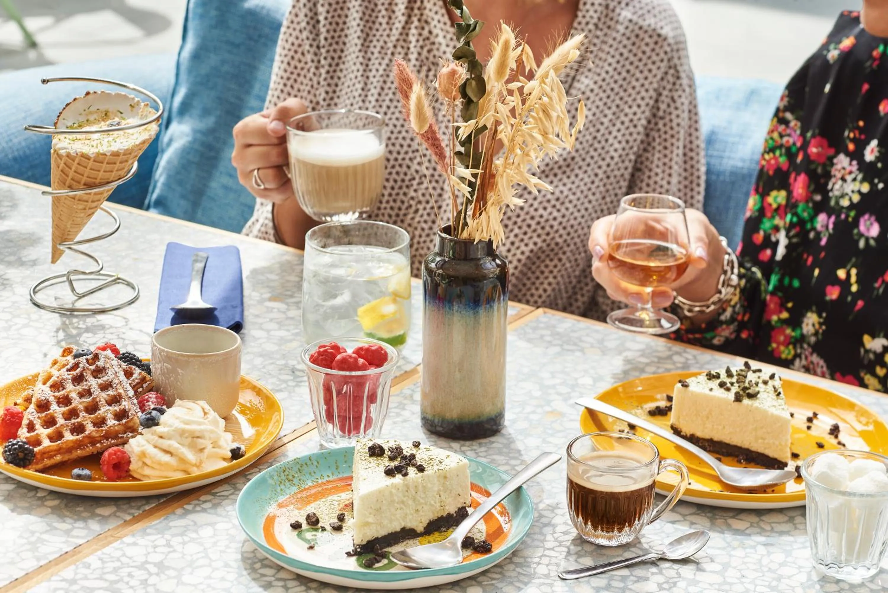 Restaurant/places to eat in Hôtel Chromatics & Restaurant Hill Club by HappyCulture