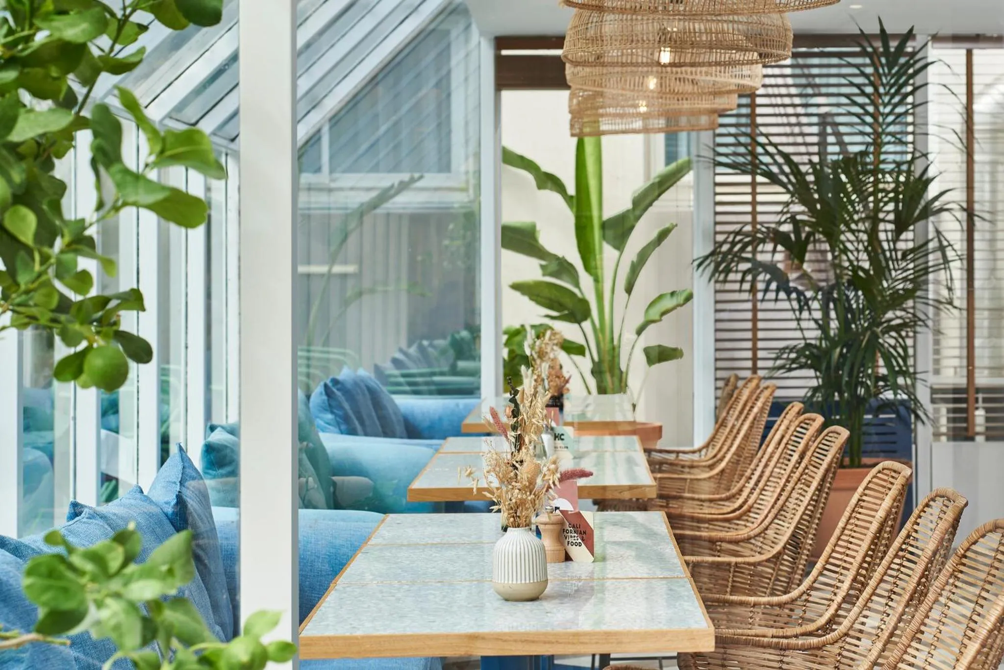 Dining area in Hôtel Chromatics & Restaurant Hill Club by HappyCulture