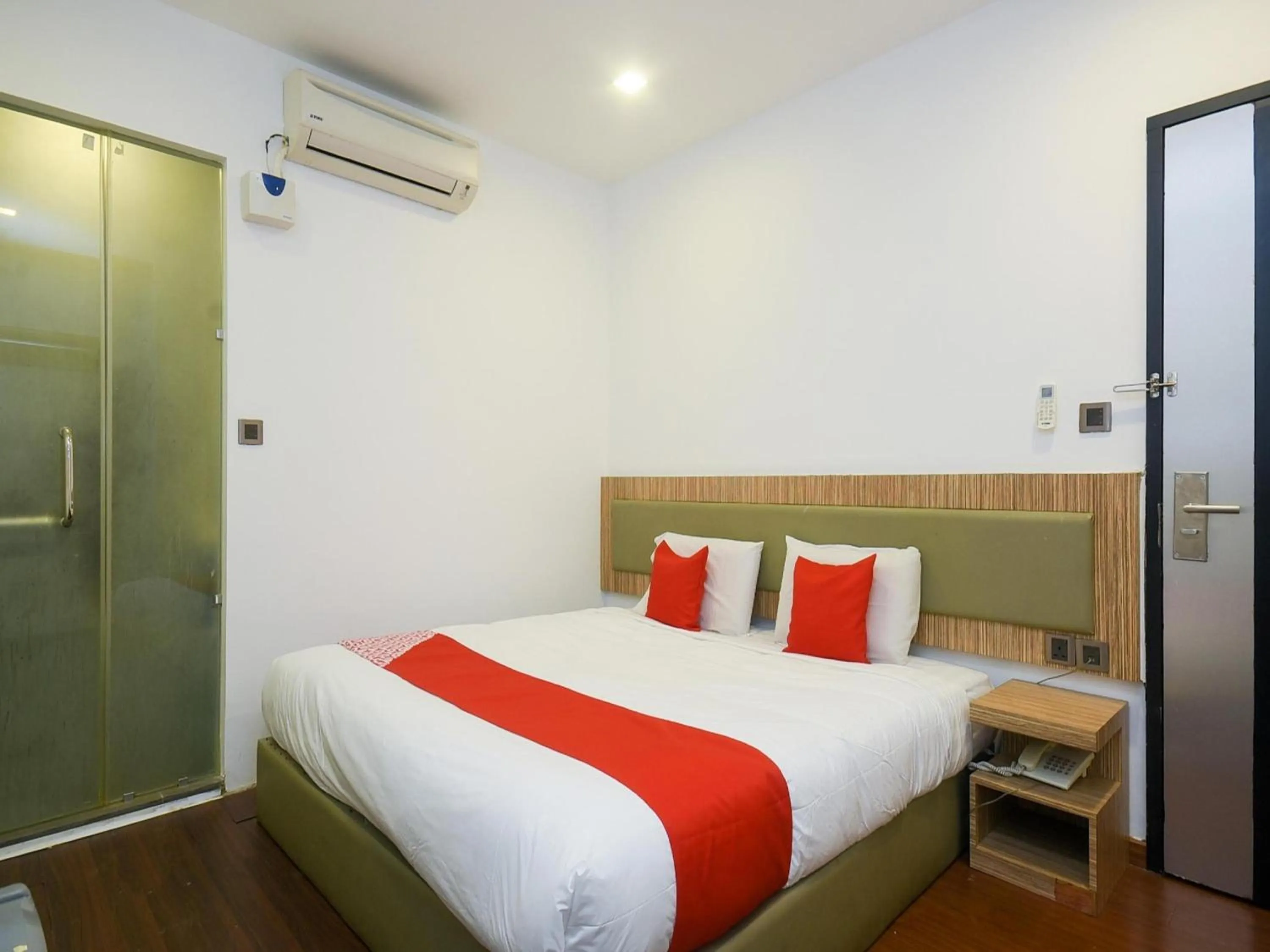 Photo of the whole room in Hotel O agon Inn