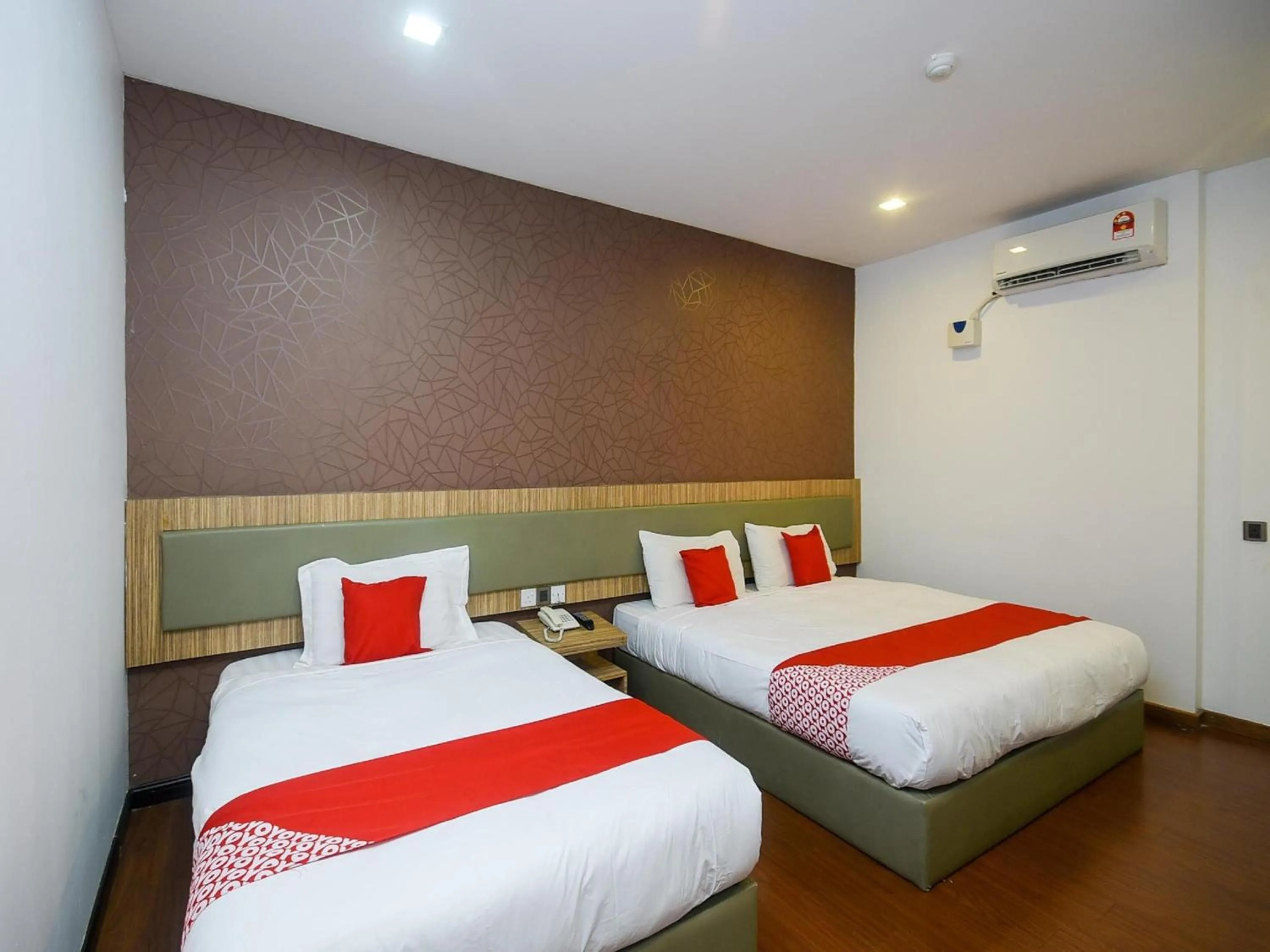 Photo of the whole room in Hotel O agon Inn