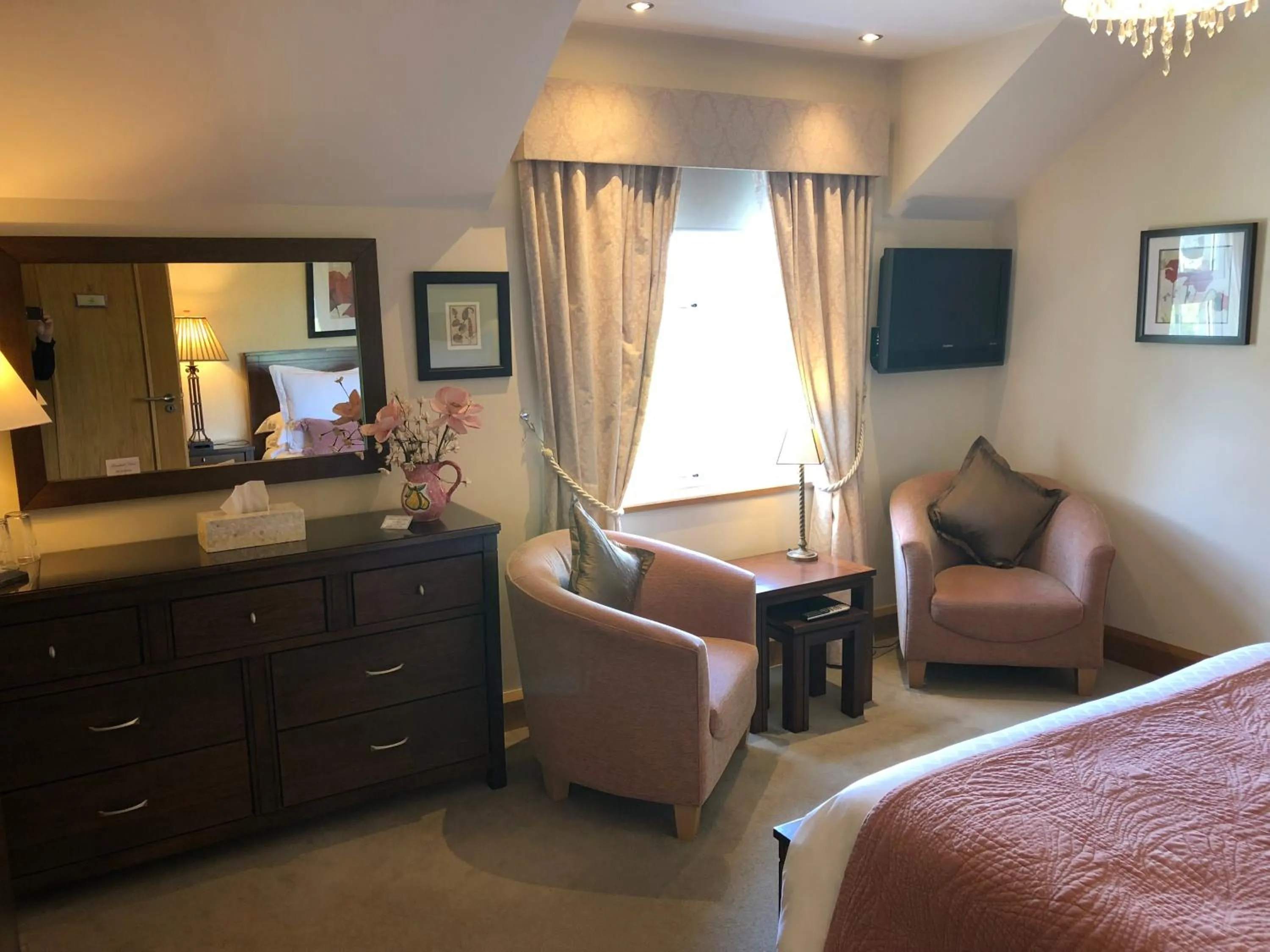 Bedroom, Bed in Crowfield Country House