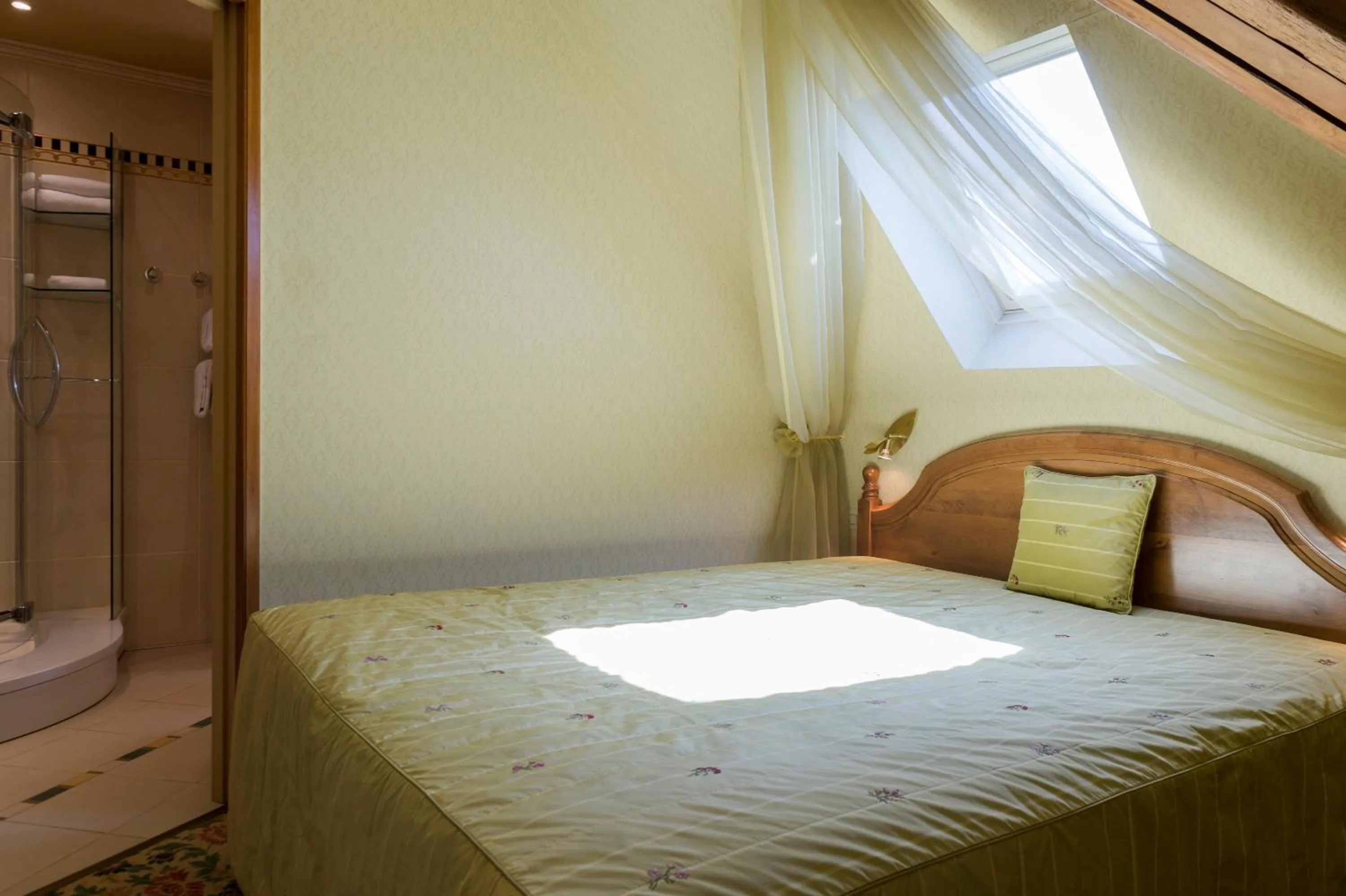 Bed in LOGIS - Belle Hôtel, Lille-Ouest