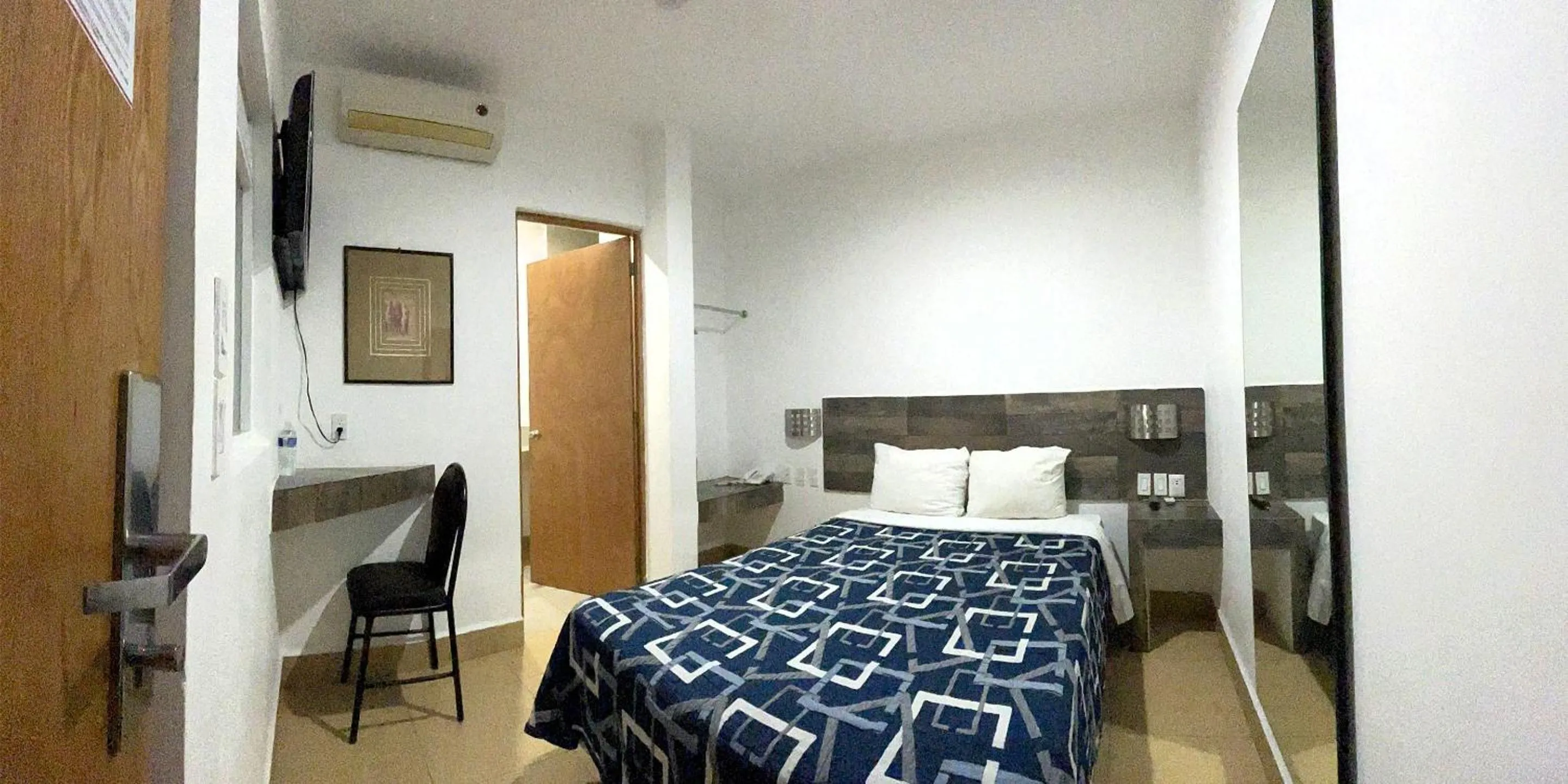 Bedroom, Bed in Opportunity León