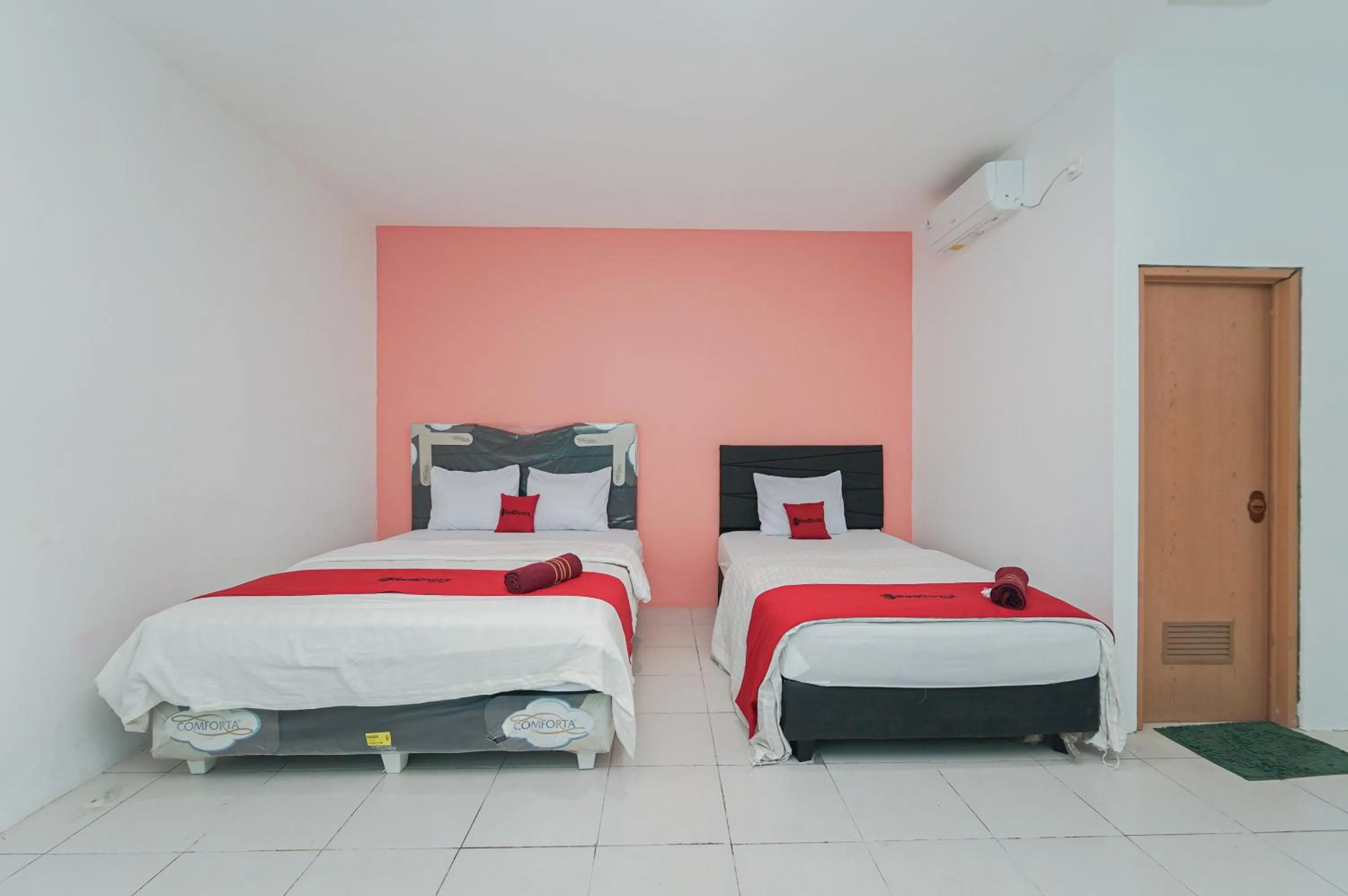 Bedroom, Bed in RedDoorz near Universitas YARSI