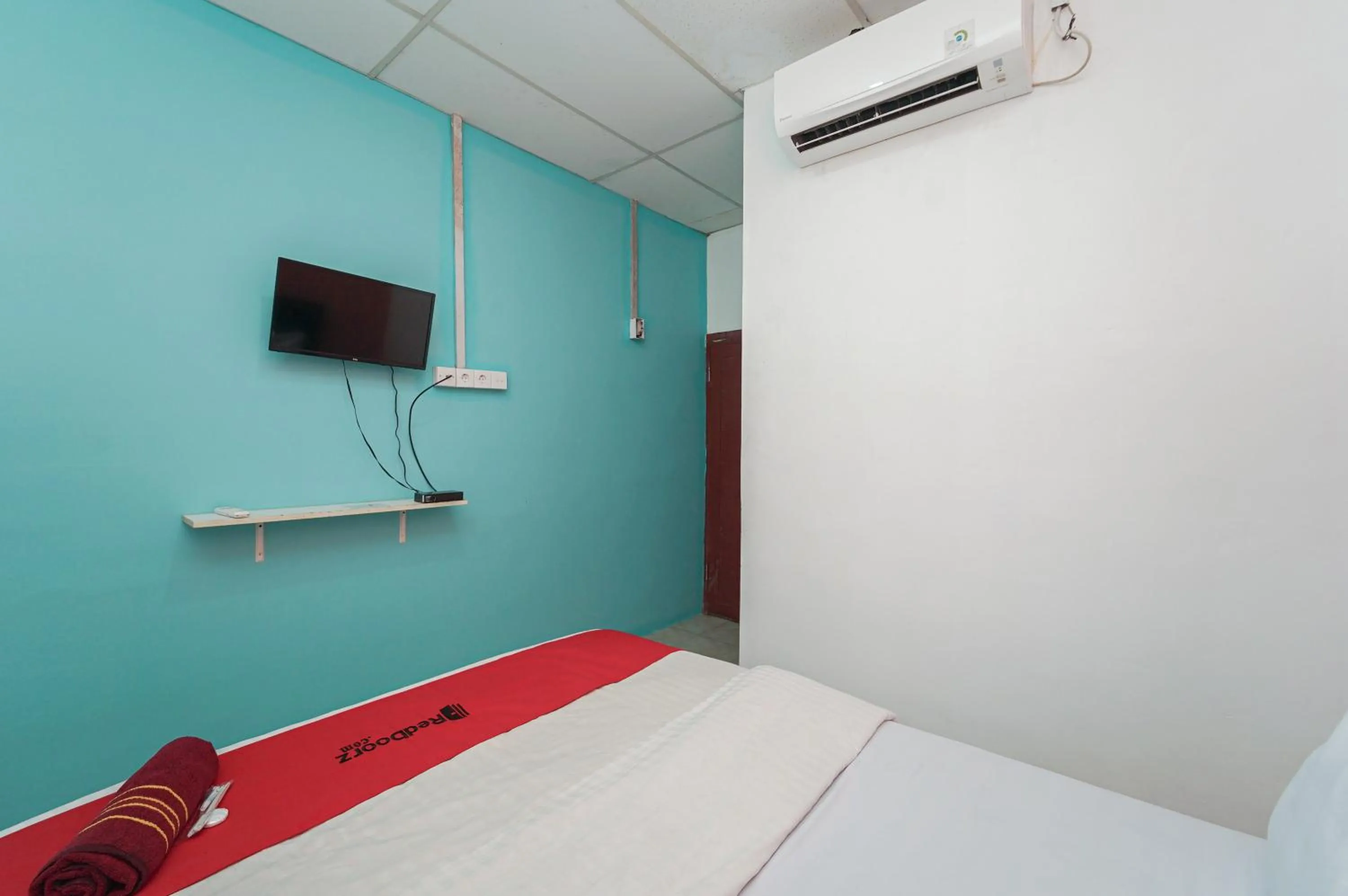 Bedroom, Bed in RedDoorz near Universitas YARSI