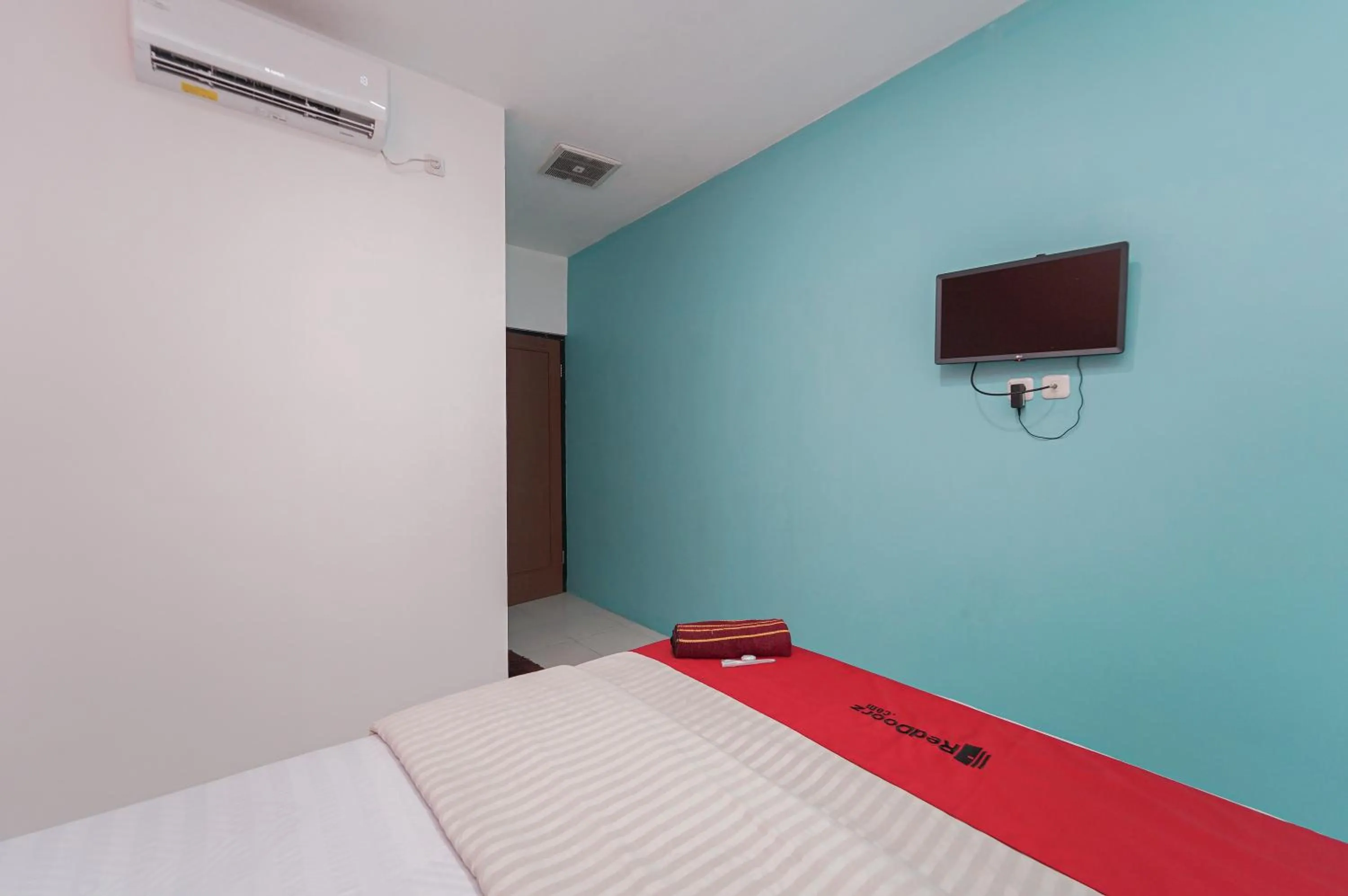 TV and multimedia, Bed in RedDoorz near Universitas YARSI