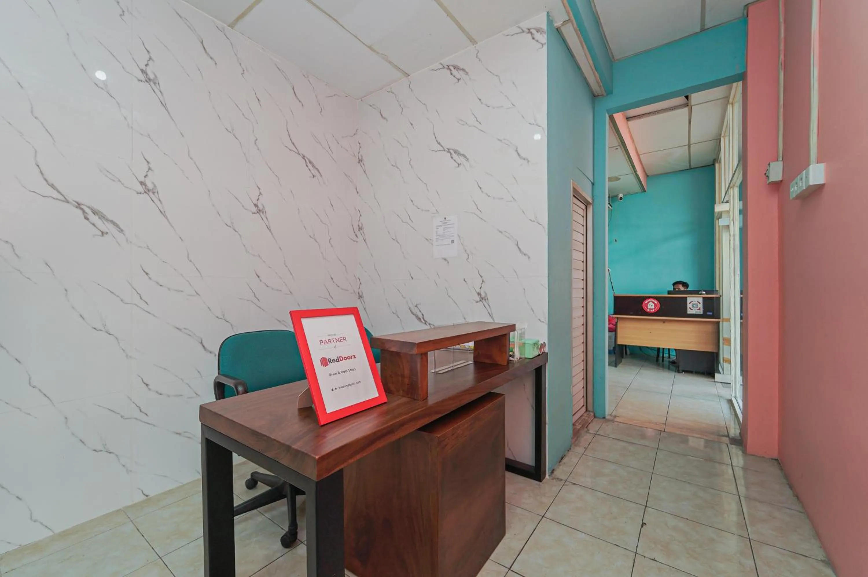 Lobby or reception in RedDoorz near Universitas YARSI