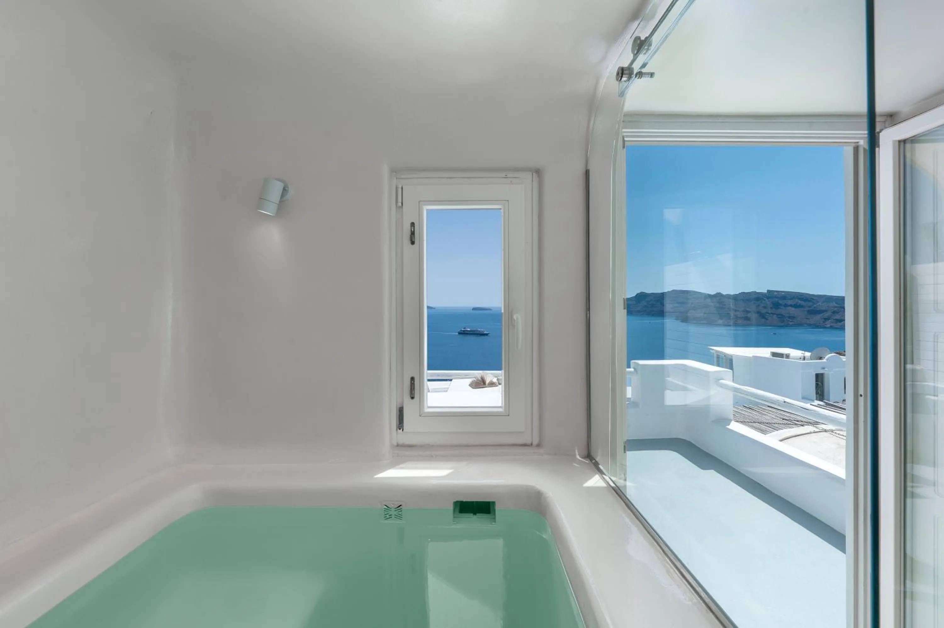 Hot Tub in Diamond Luxury Suites Collection