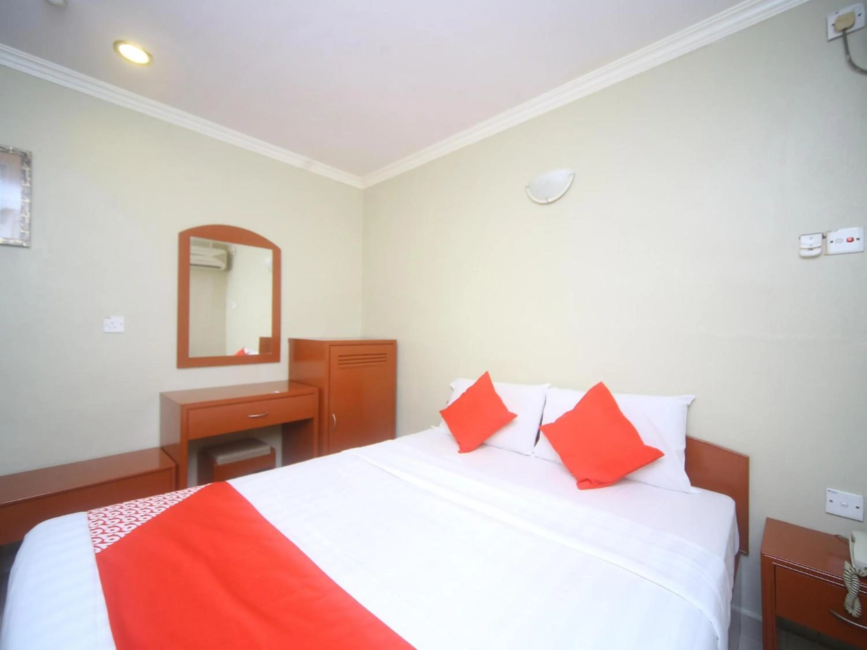 Photo of the whole room, Bed in Hotel O London