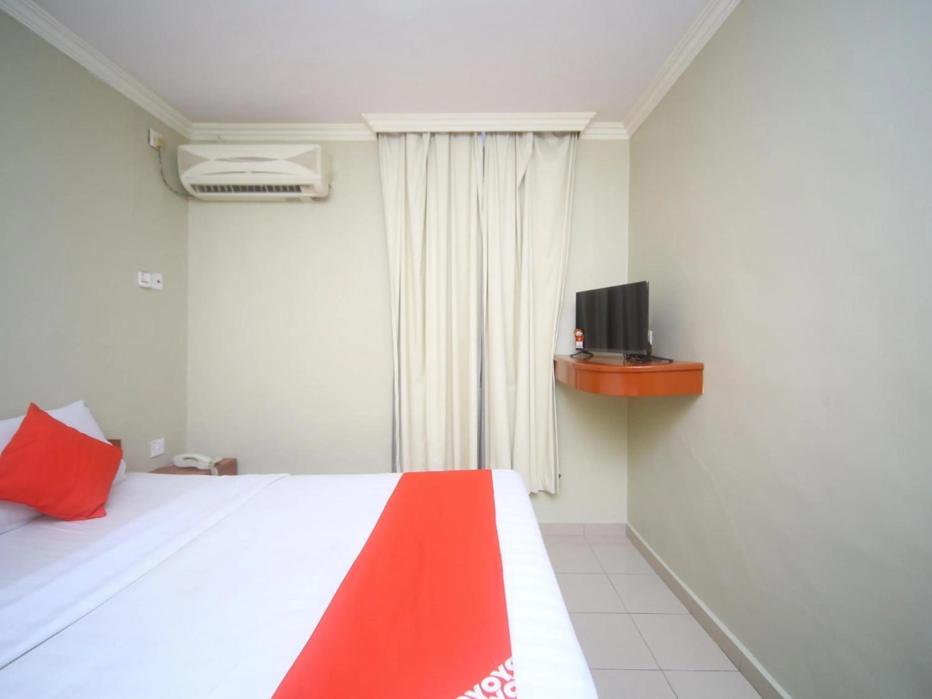 Photo of the whole room, Bed in Hotel O London