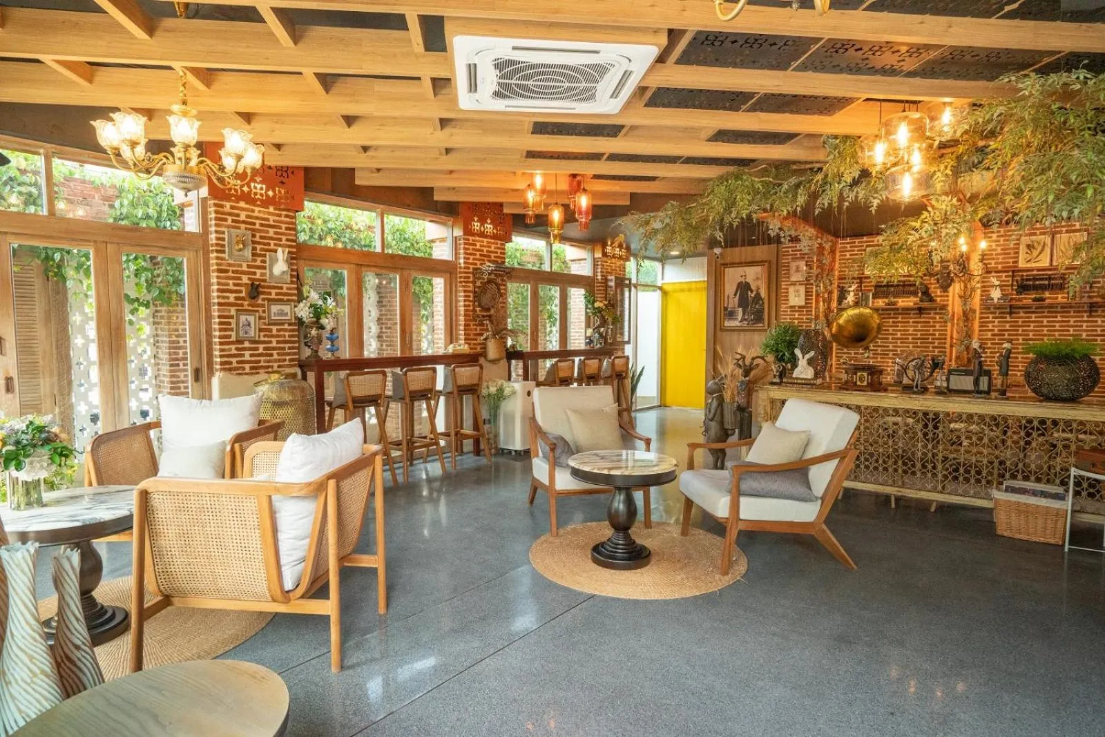 Seating area in Sanae' Oldtown Hotel