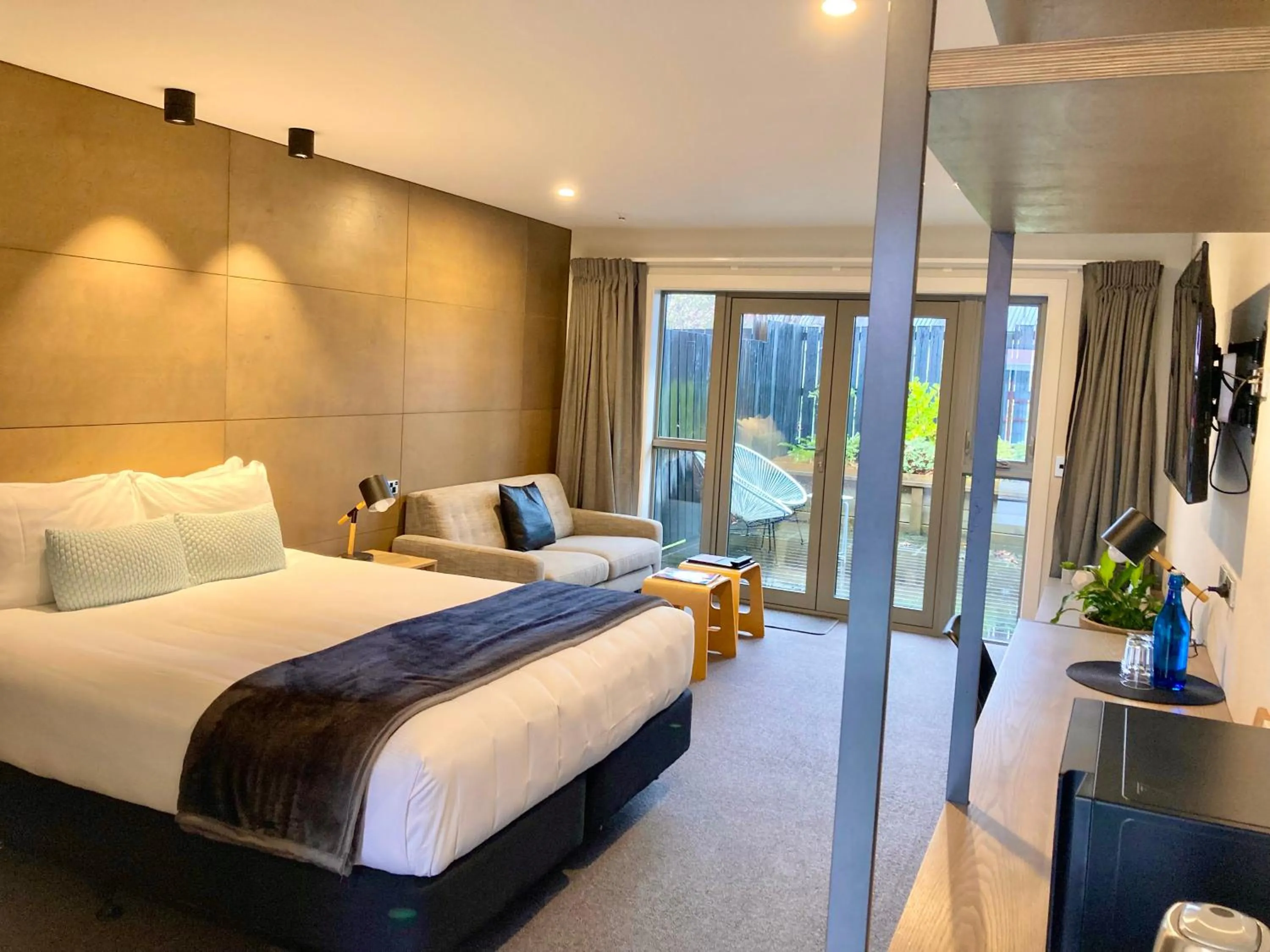 Photo of the whole room, Bed in Arrowtown Motel