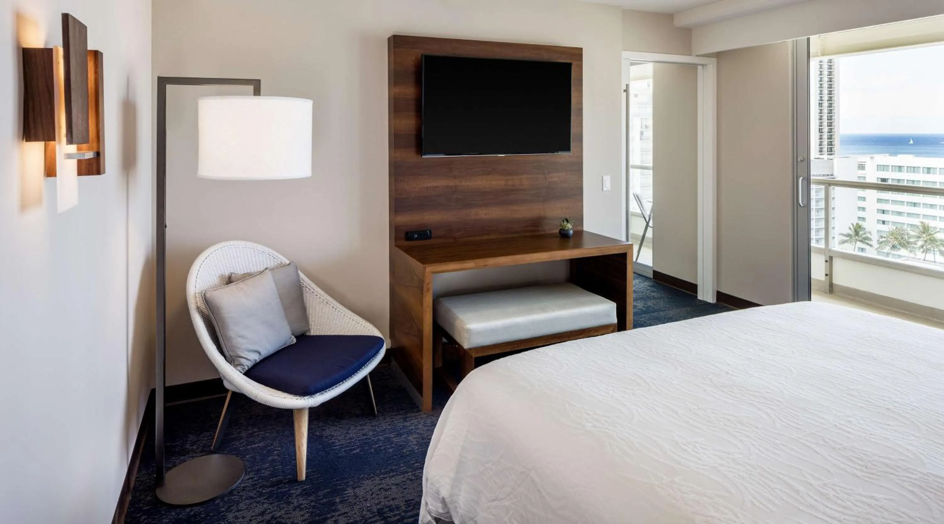 Bedroom, Bed in Hilton Garden Inn Waikiki Beach