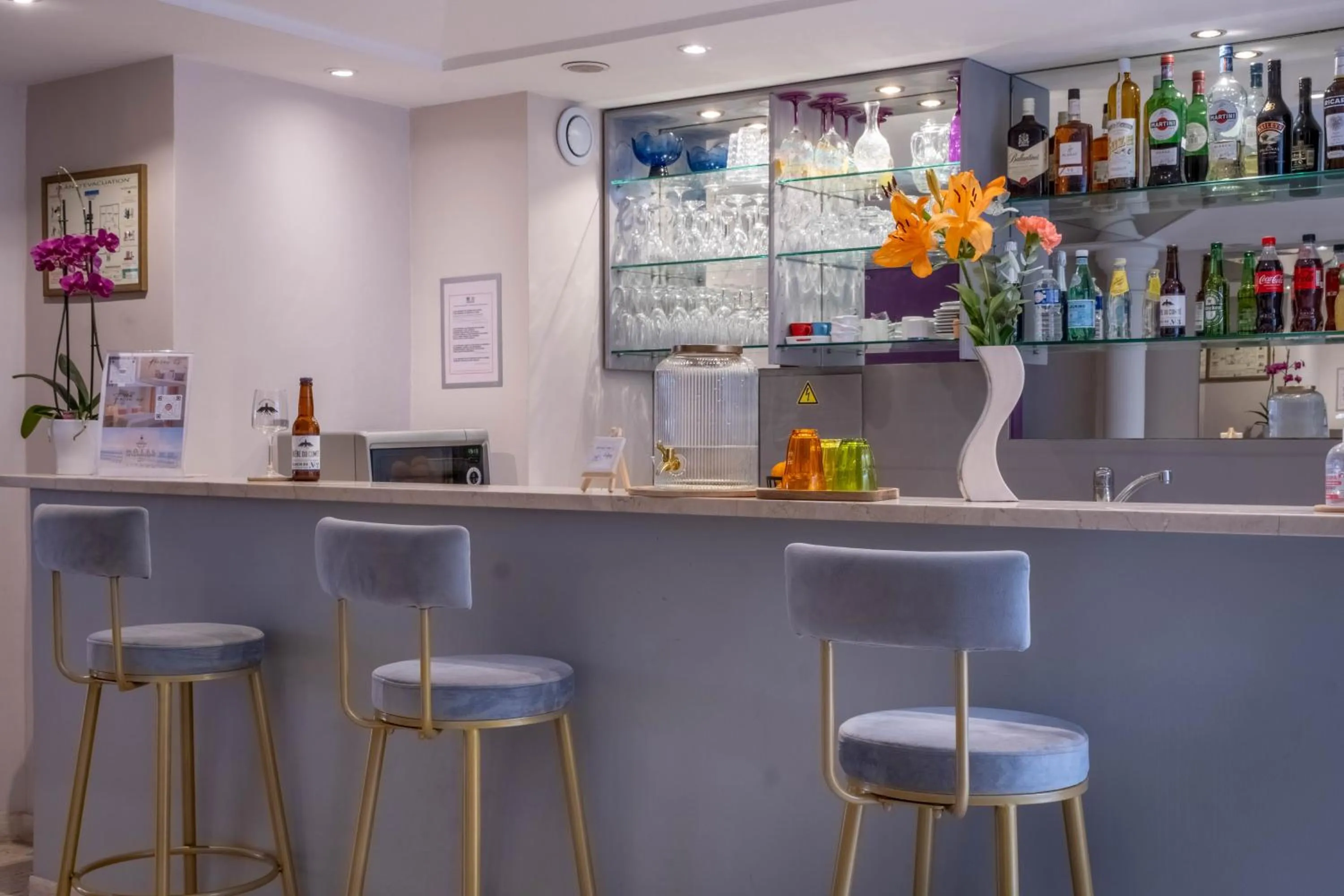 Lounge or bar in Hôtel de la Fontaine