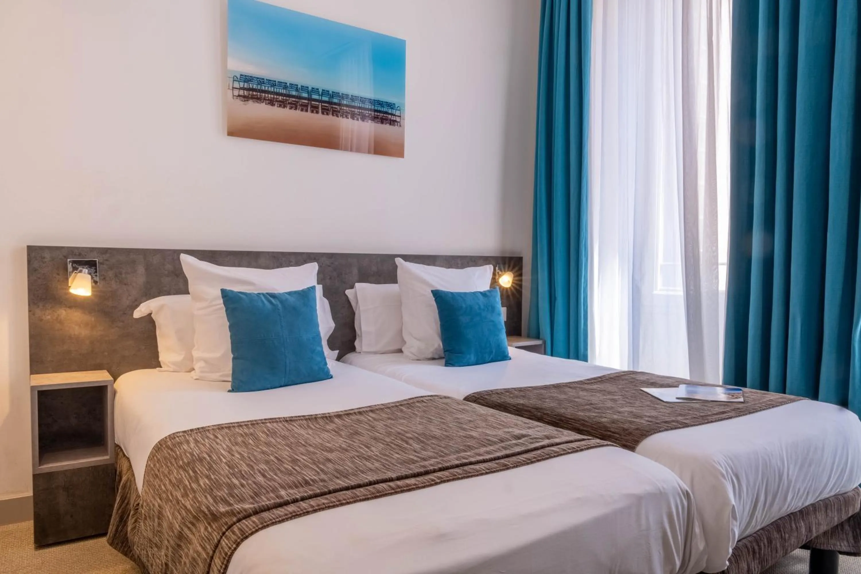 Bed in Hôtel de la Fontaine