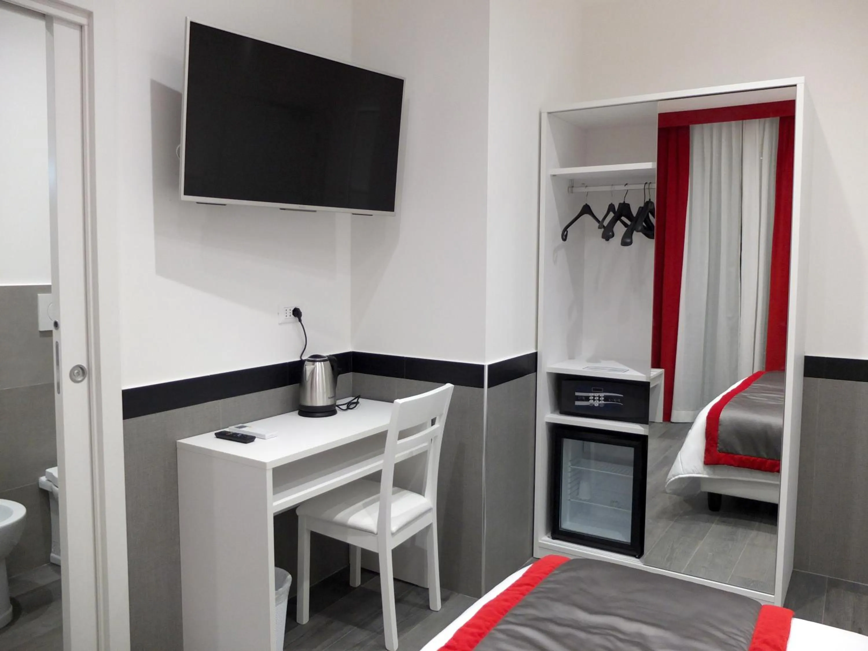 Photo of the whole room in ASTORIA GOLDEN GATE