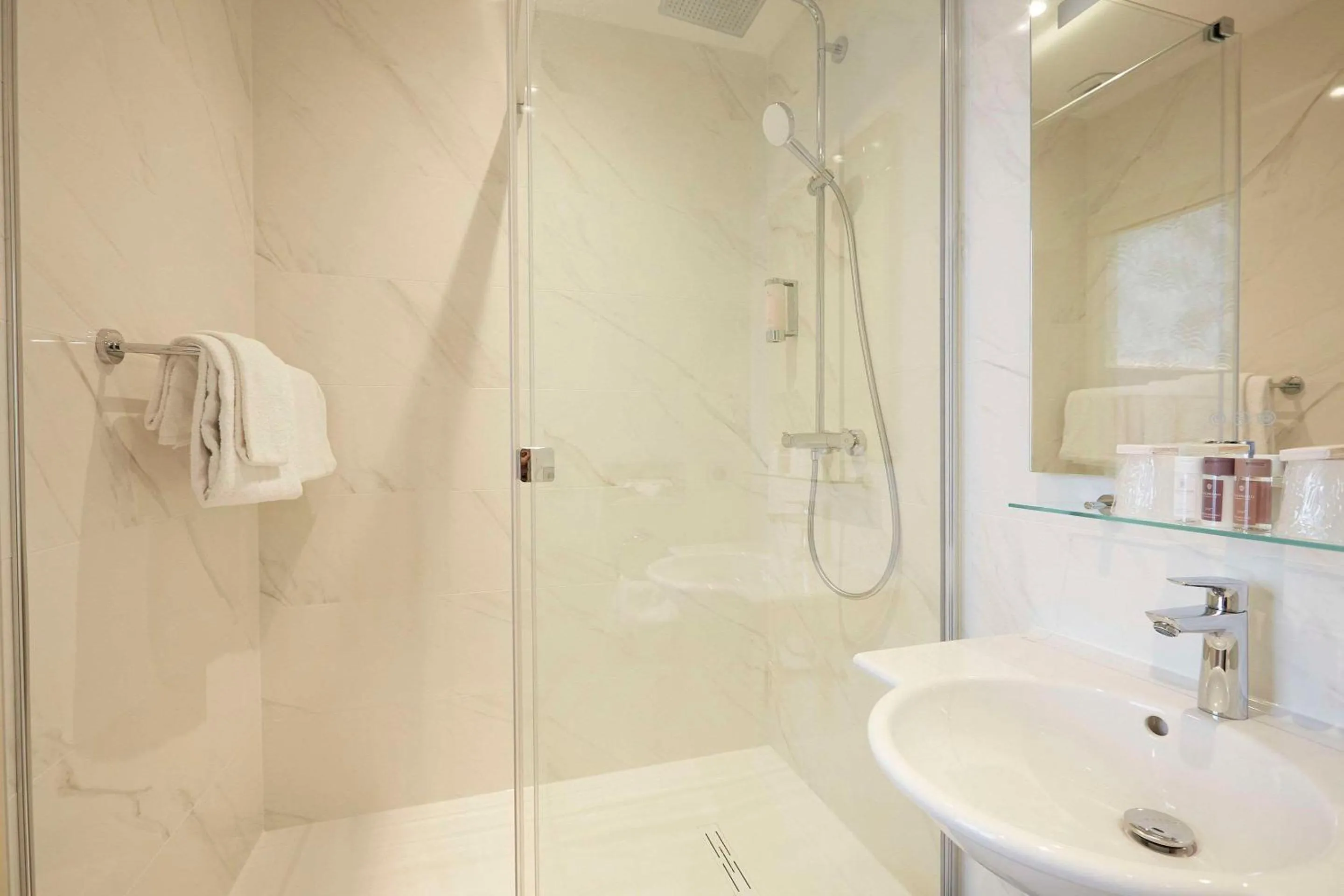 Bedroom in Quality Hotel Bordeaux Centre