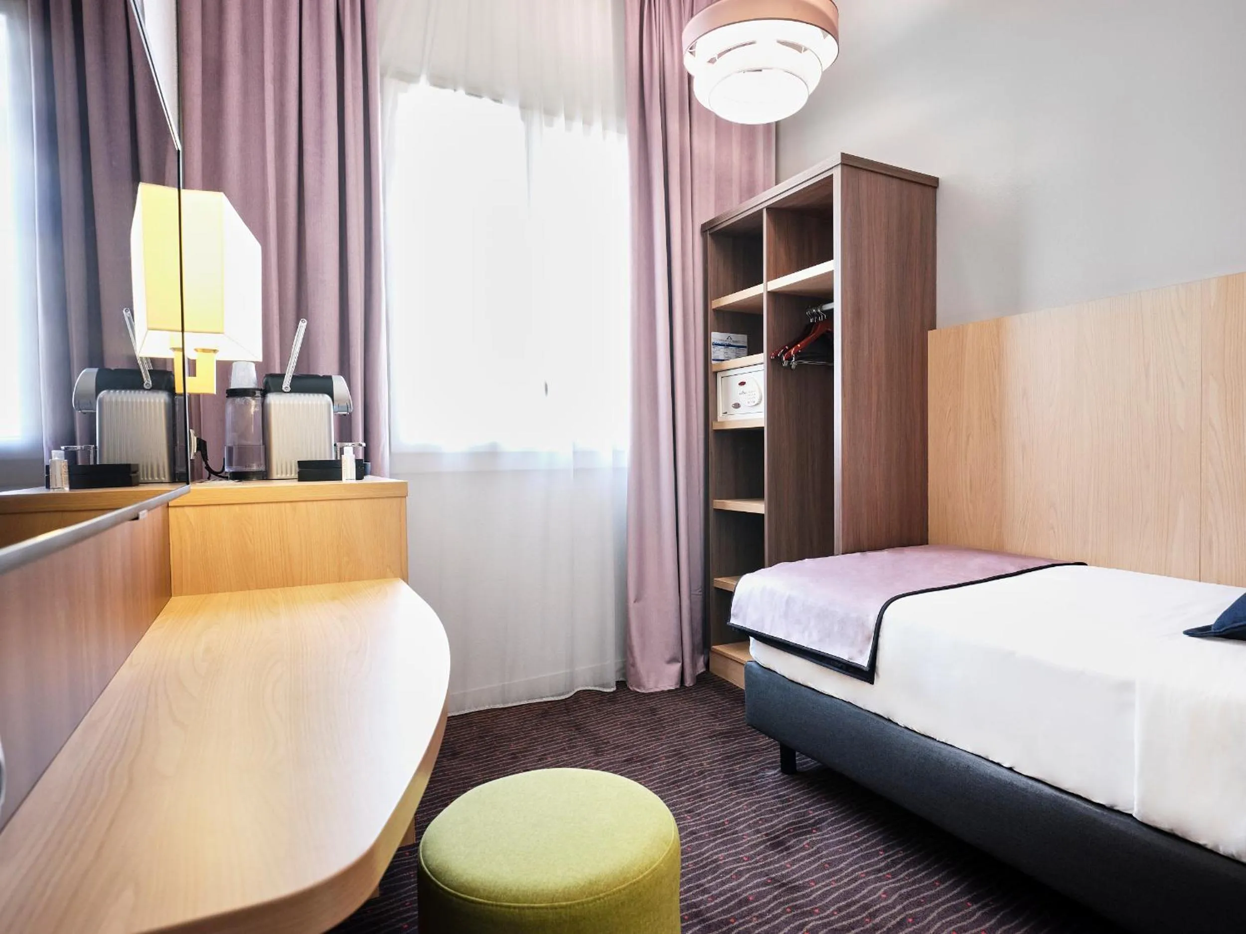 Bedroom, Bed in Quality Hotel Bordeaux Centre