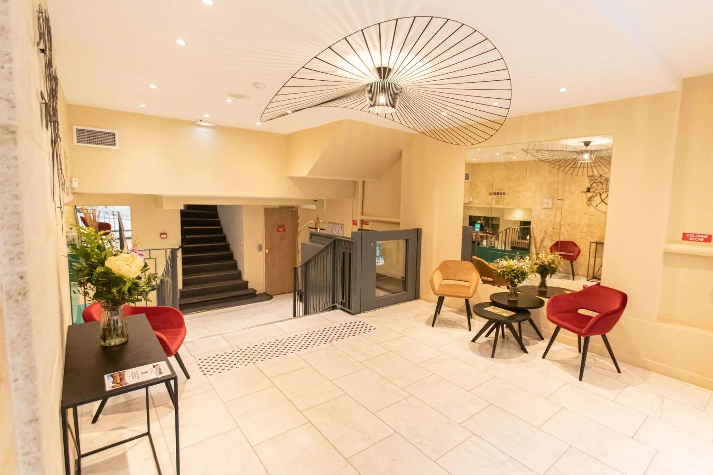 Lobby or reception in Quality Hotel Bordeaux Centre