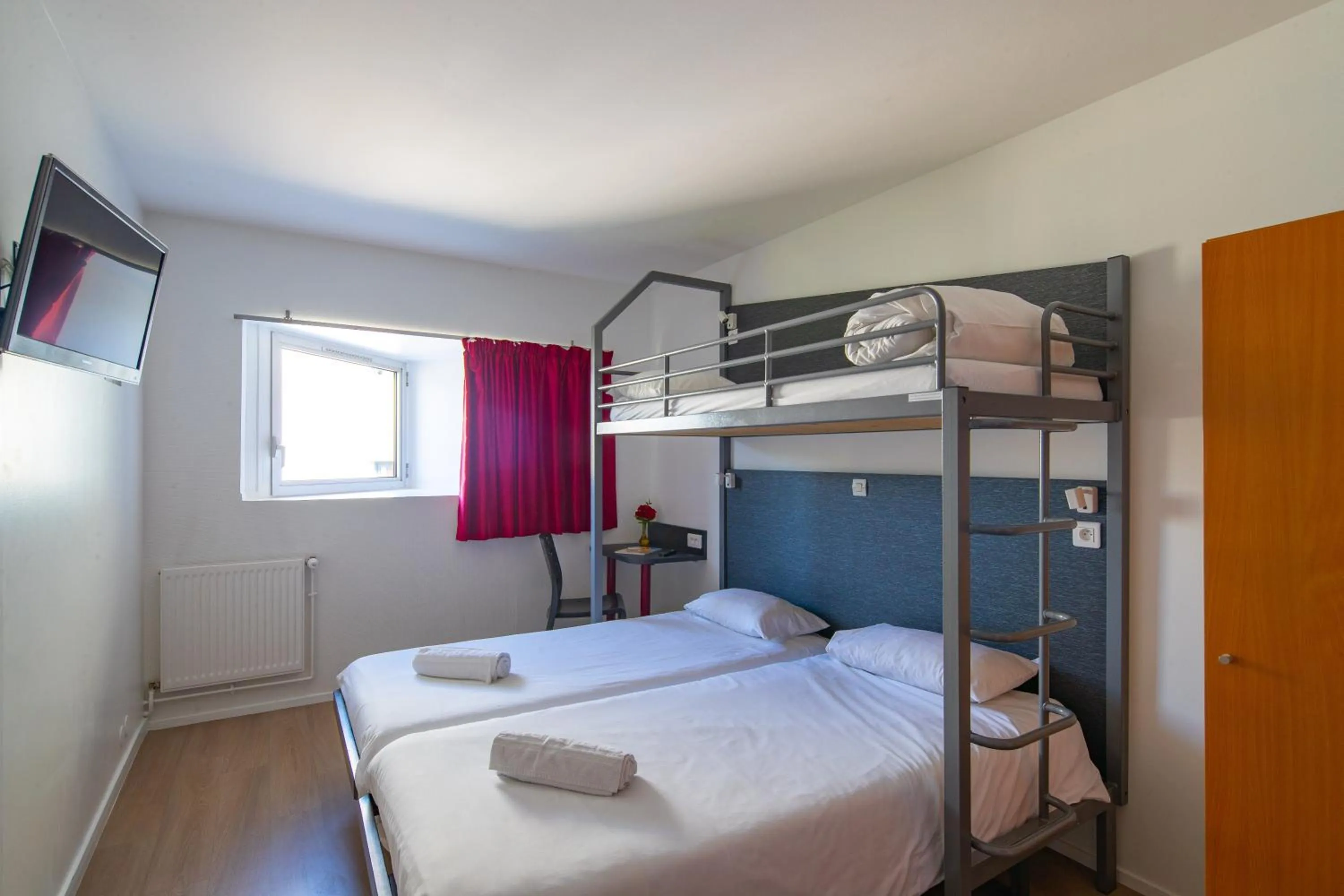 Bed in Hotel CIS Paris Kellermann