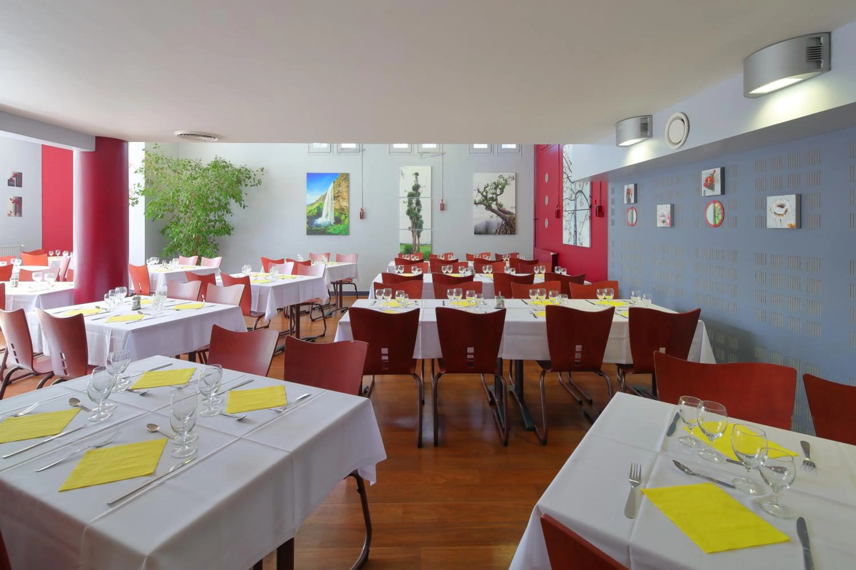 Restaurant/places to eat in Hotel CIS Paris Kellermann