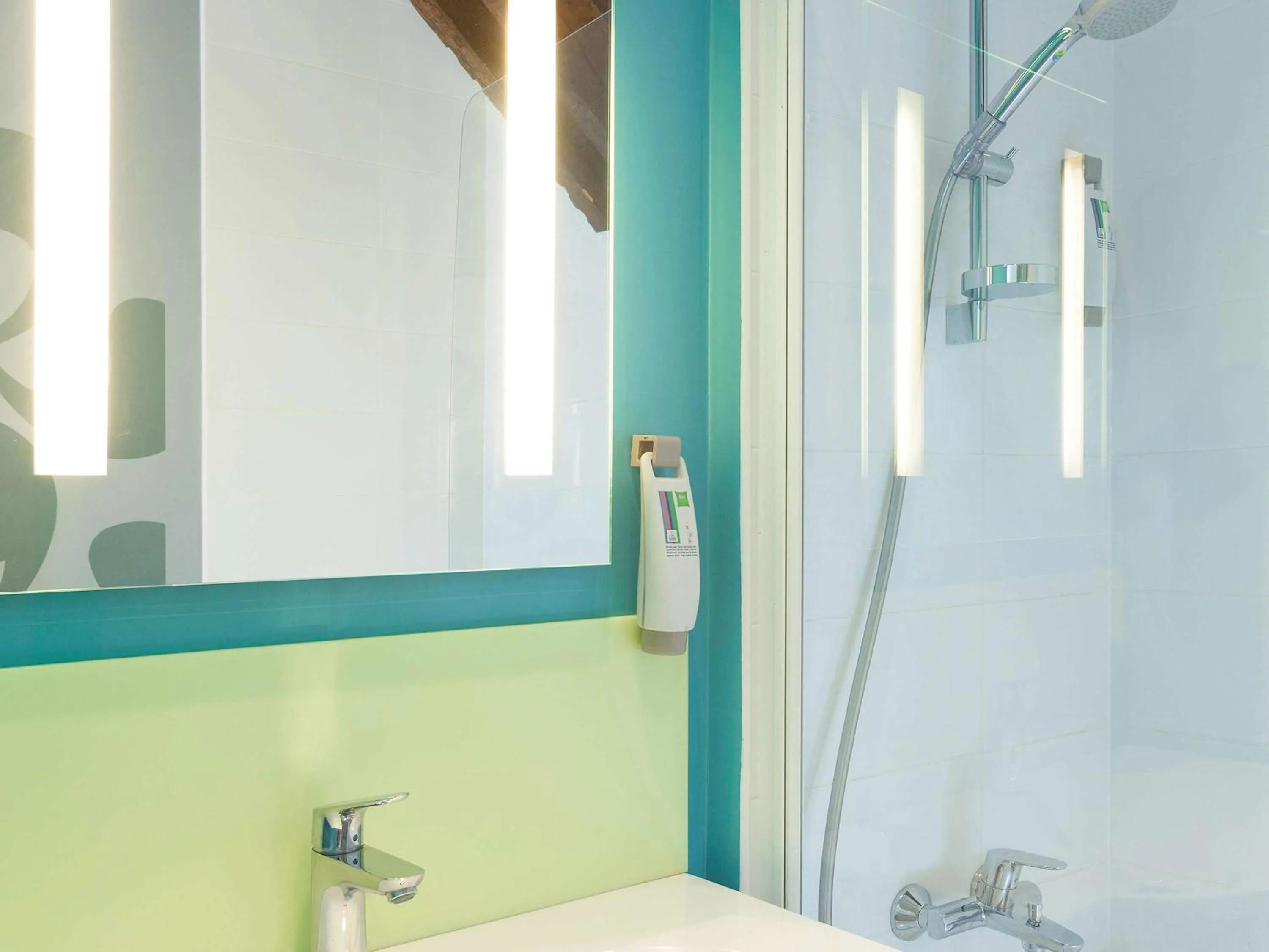 Photo of the whole room in ibis Styles Bayonne