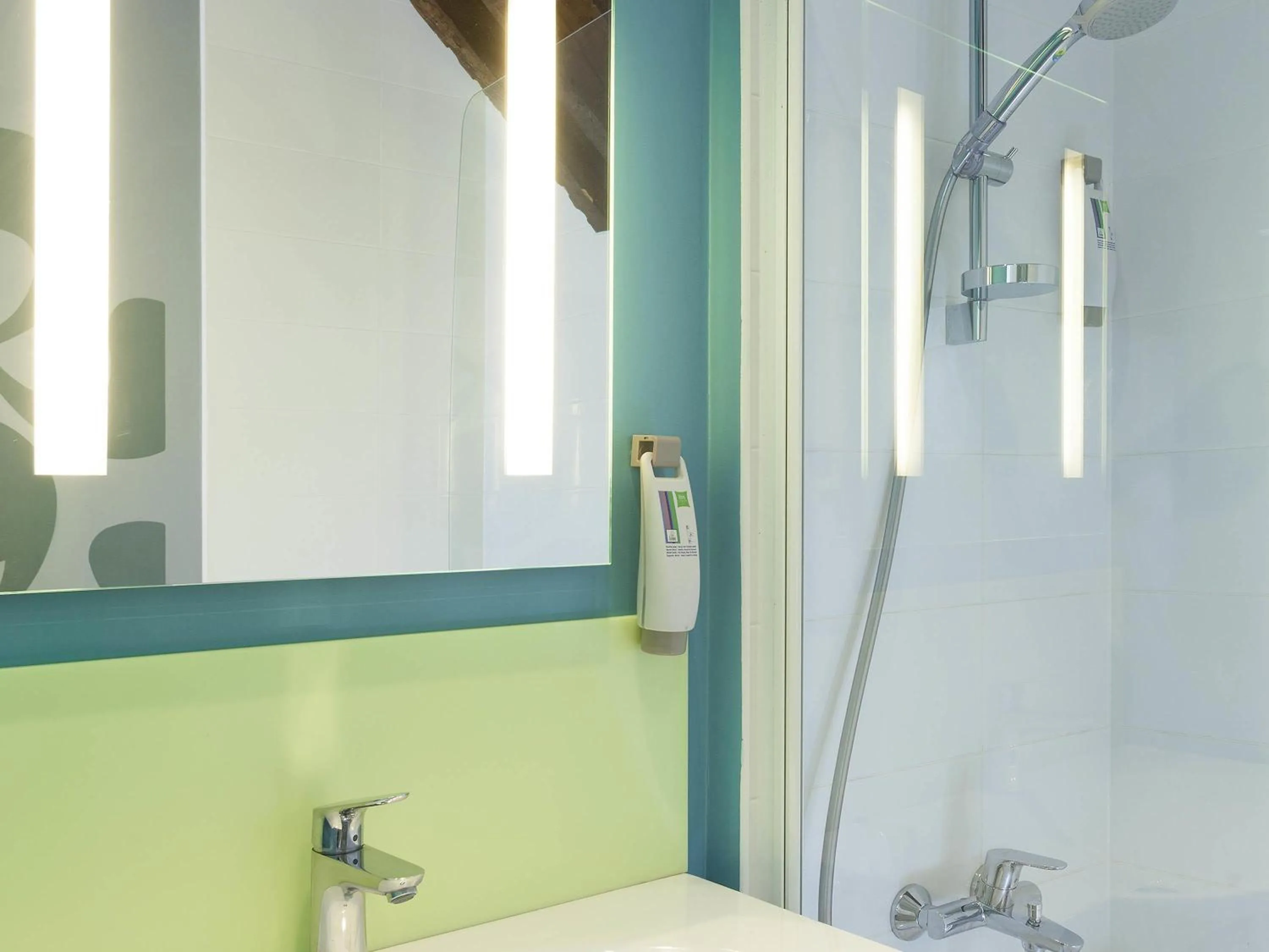 Bedroom in ibis Styles Bayonne