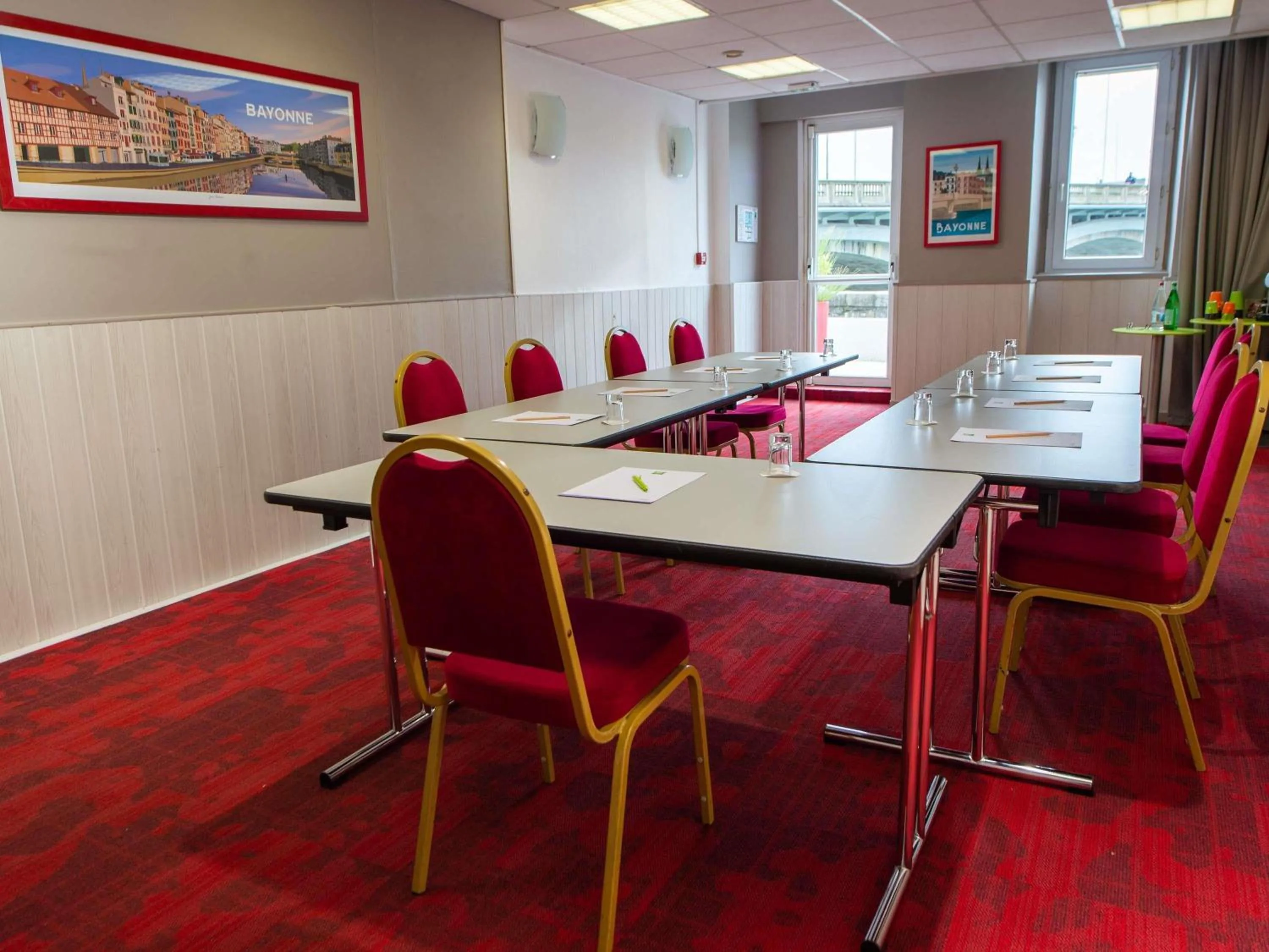 Meeting/conference room in ibis Styles Bayonne