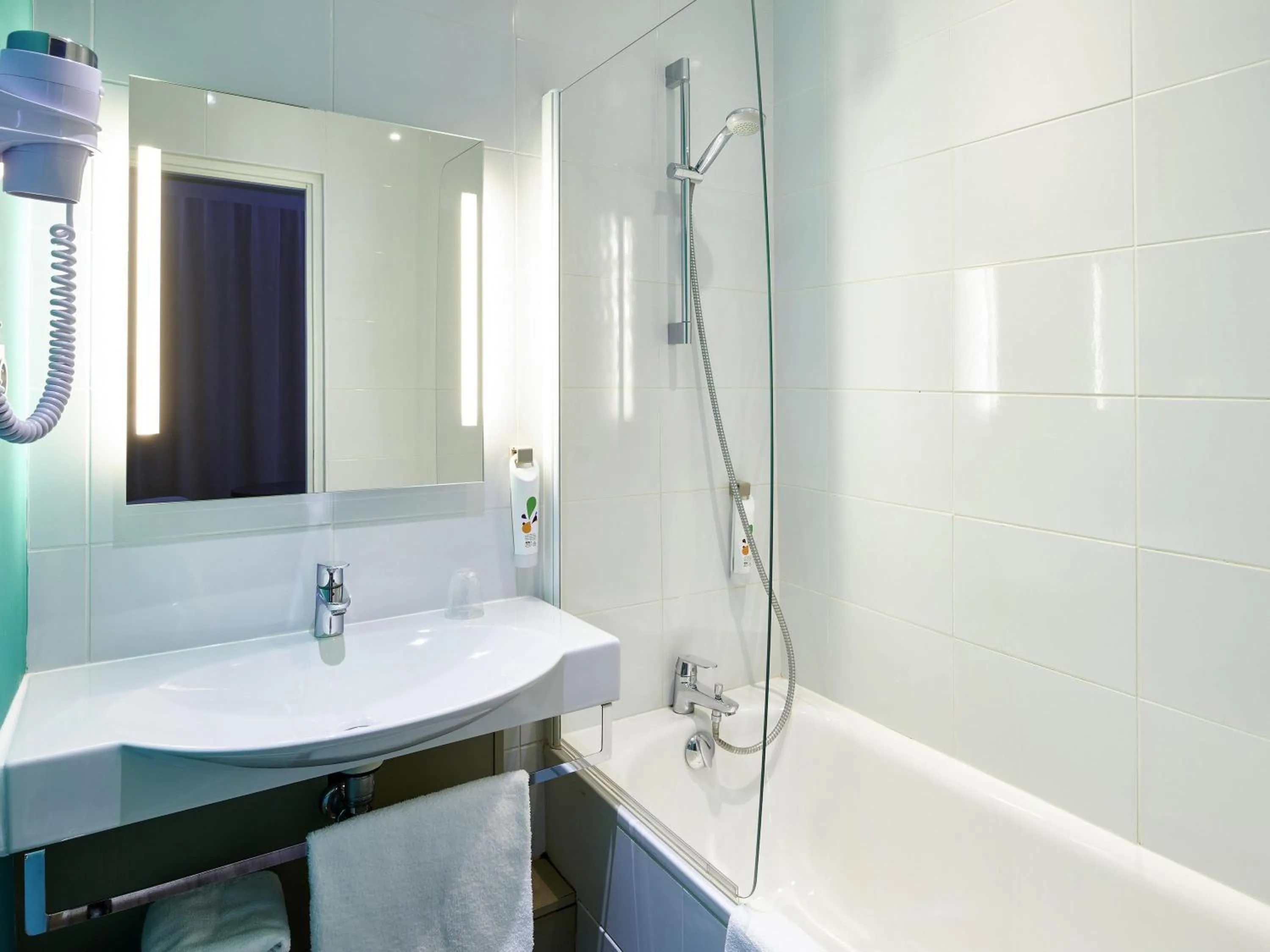 Bedroom in ibis Styles Bayonne